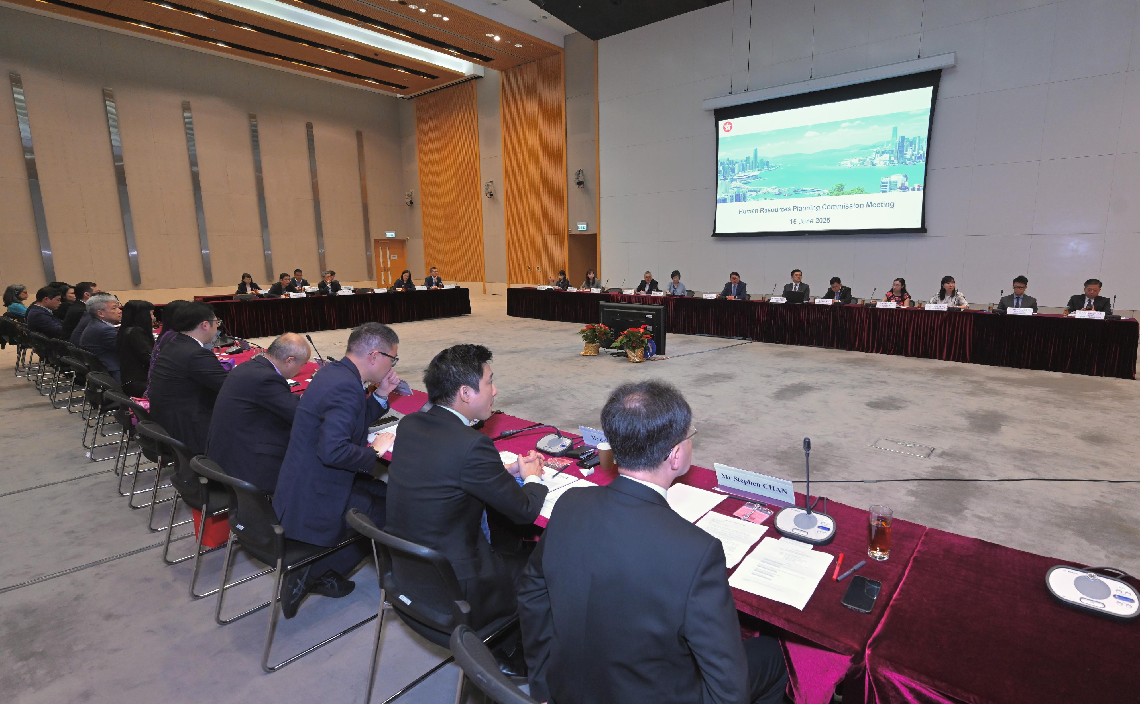 The Chief Secretary for Administration, Mr Chan Kwok-ki (seventh right), today (June 16) chaired the second meeting of the fourth-term Human Resources Planning Commission.