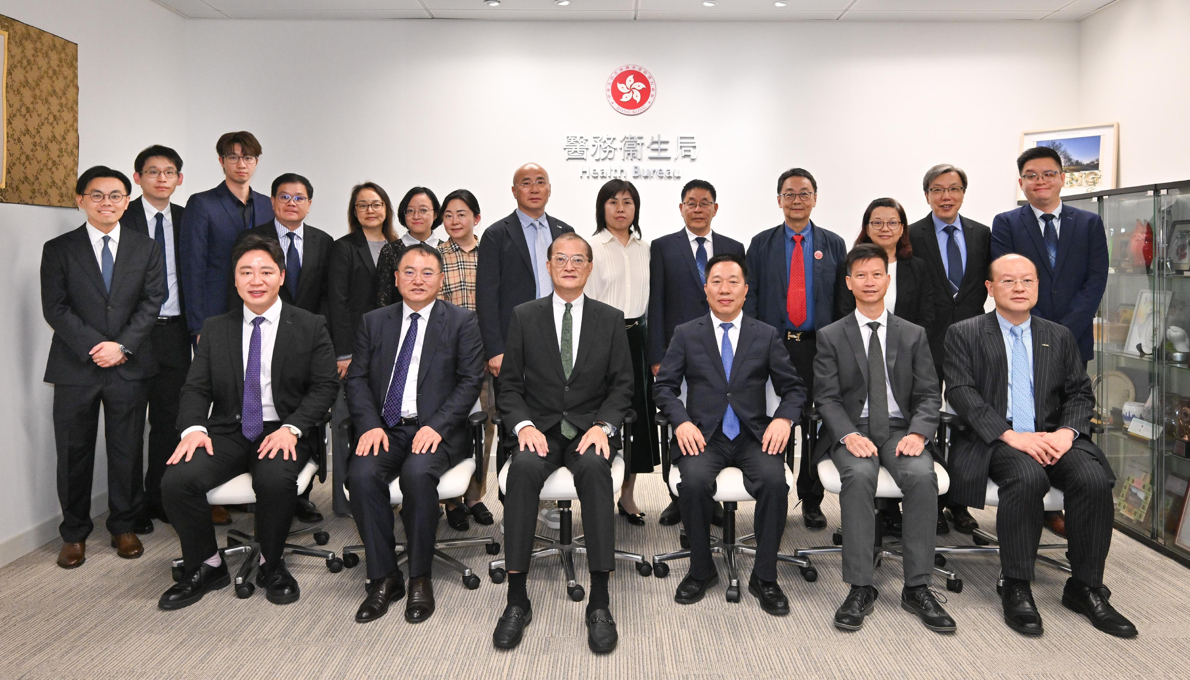 醫務衞生局局長盧寵茂教授今日（六月十六日）與長春市政協主席高志國會面，就兩地生物醫藥及中醫藥發展進行深入探討。圖示盧寵茂教授（前排左三）、高志國（前排右三）和其他與會者。