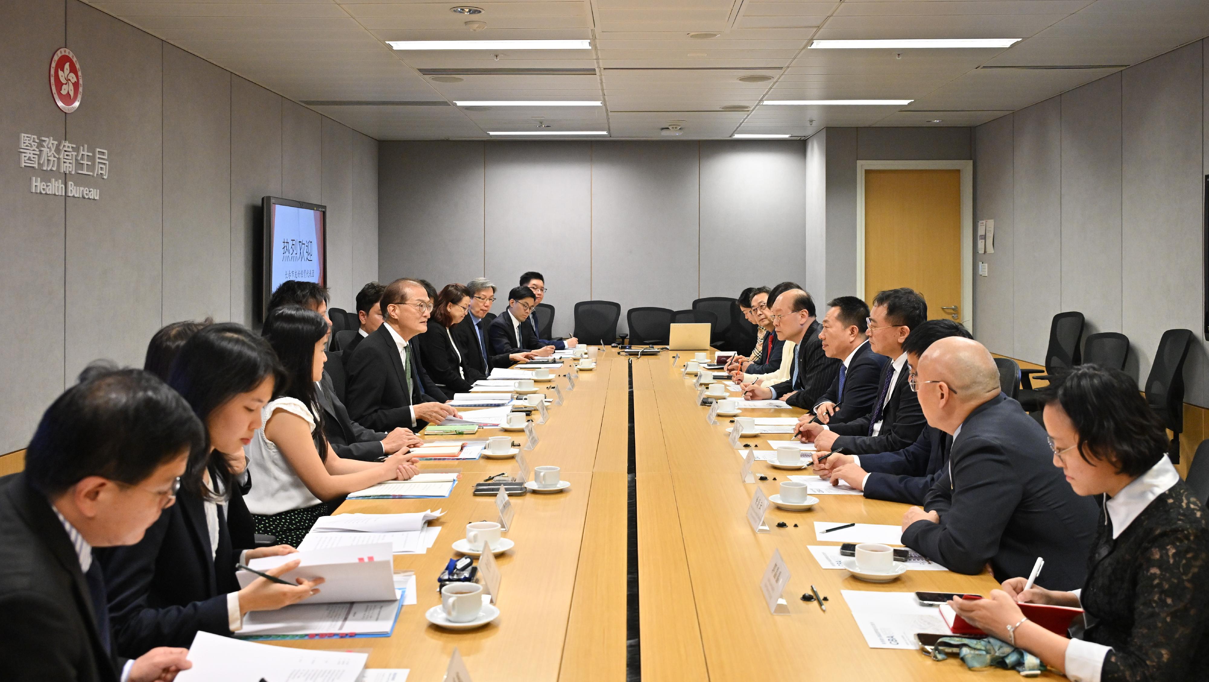 醫務衞生局局長盧寵茂教授（左六）今日（六月十六日）與長春市政協主席高志國（右五）會面，就兩地生物醫藥及中醫藥發展進行深入探討。
