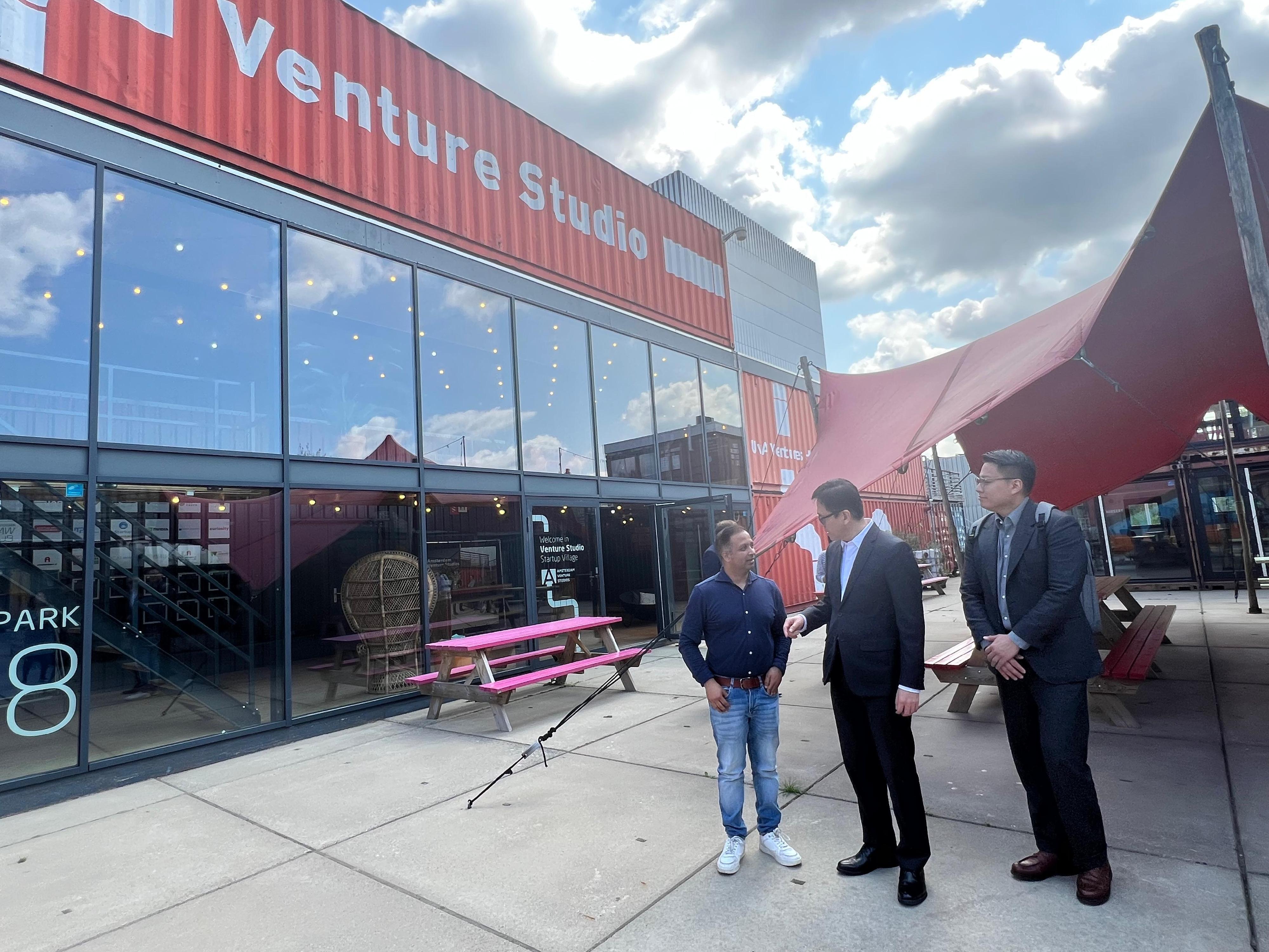 The Secretary for Innovation, Technology and Industry, Professor Sun Dong (centre), visited the start-up incubator and community workspace, Amsterdam Venture Studios Startup Village in the Netherlands on June 15 (Amsterdam time).