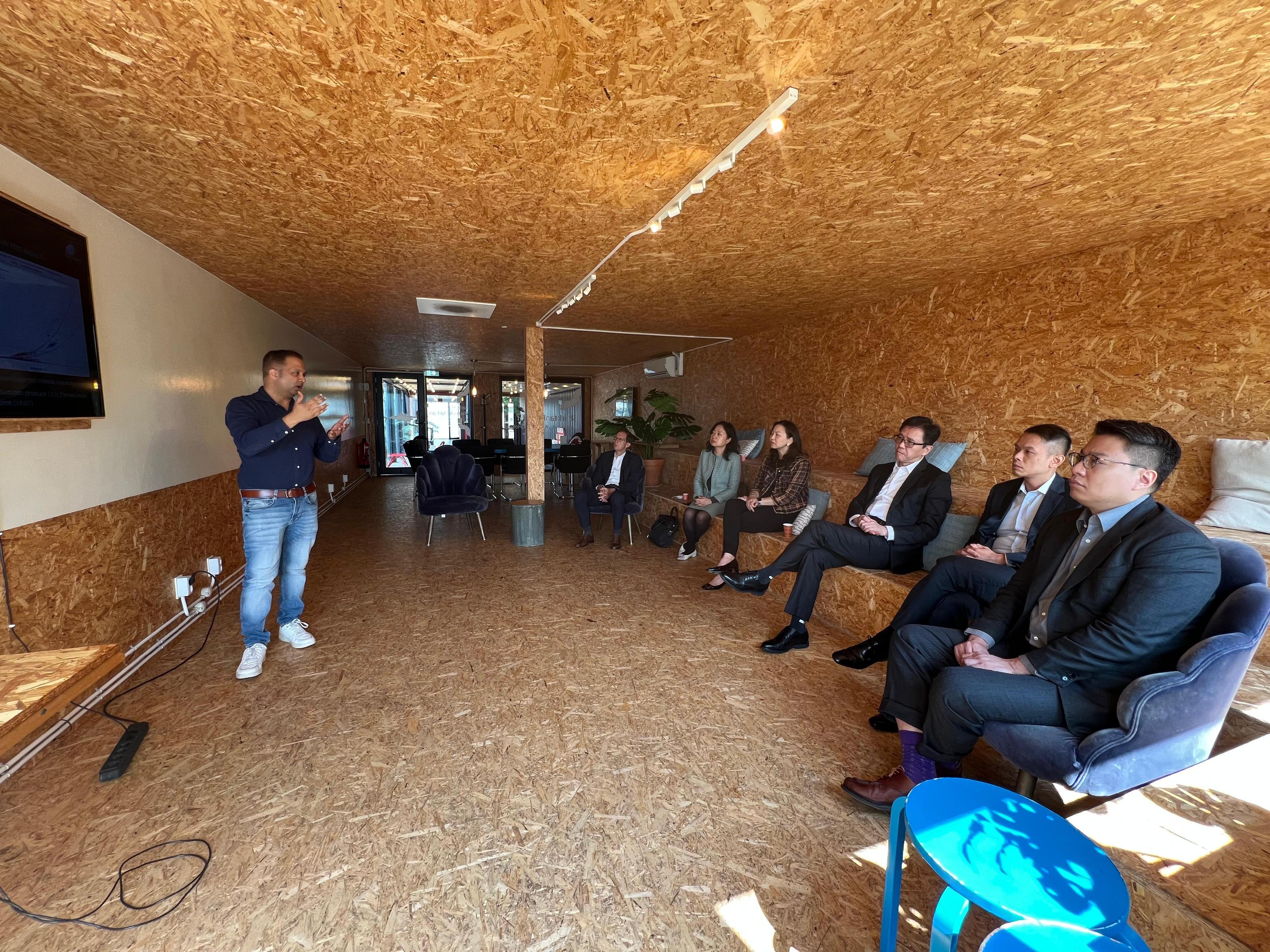 The Secretary for Innovation, Technology and Industry, Professor Sun Dong (third right), visited Dutch start-up, Omni Wind Tech BV, on June 15 (Amsterdam time). He was briefed on the company's development strategies and core technologies, and learned about its practical mode of promoting sustainable development of clean energy through green innovation.
