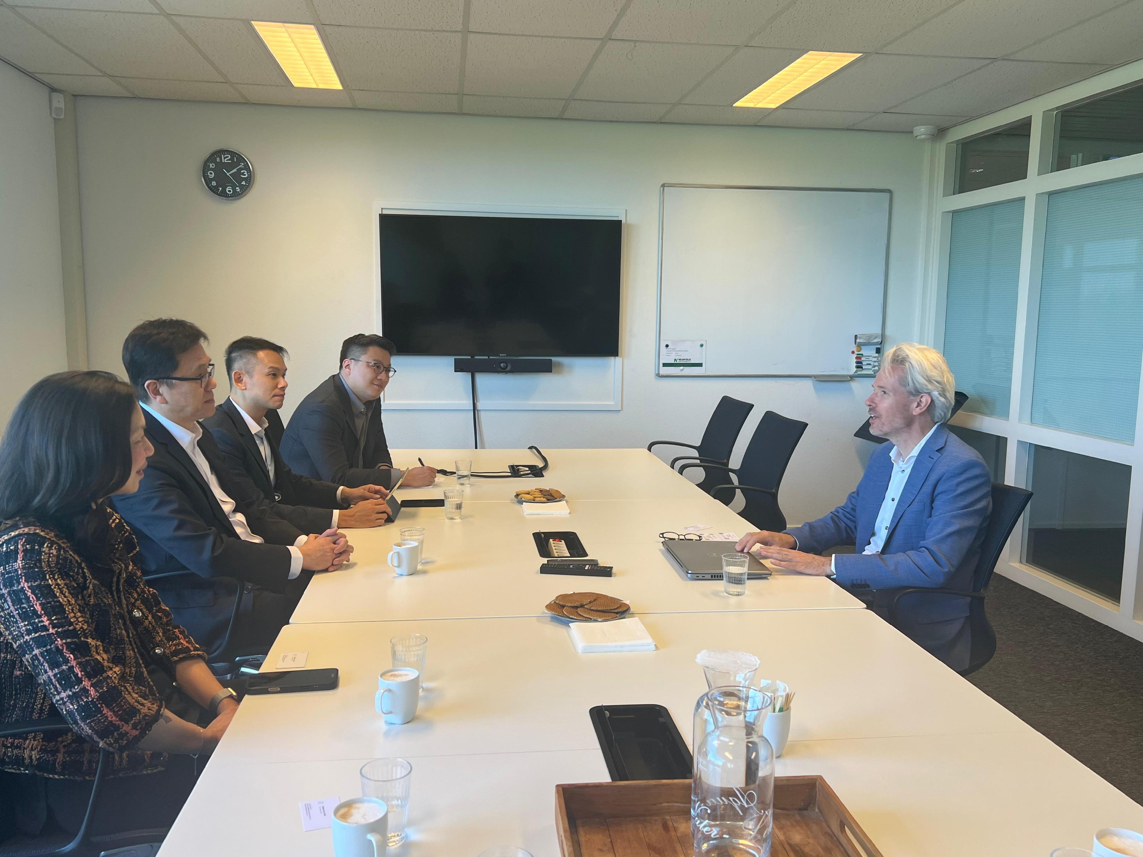 The Secretary for Innovation, Technology and Industry, Professor Sun Dong (second left), visited Nearfield Instruments, a supplier of advanced metrology technology solutions for the semiconductor industry, to learn about its latest technologies and global businesses in the Netherlands on June 15 (Amsterdam time).