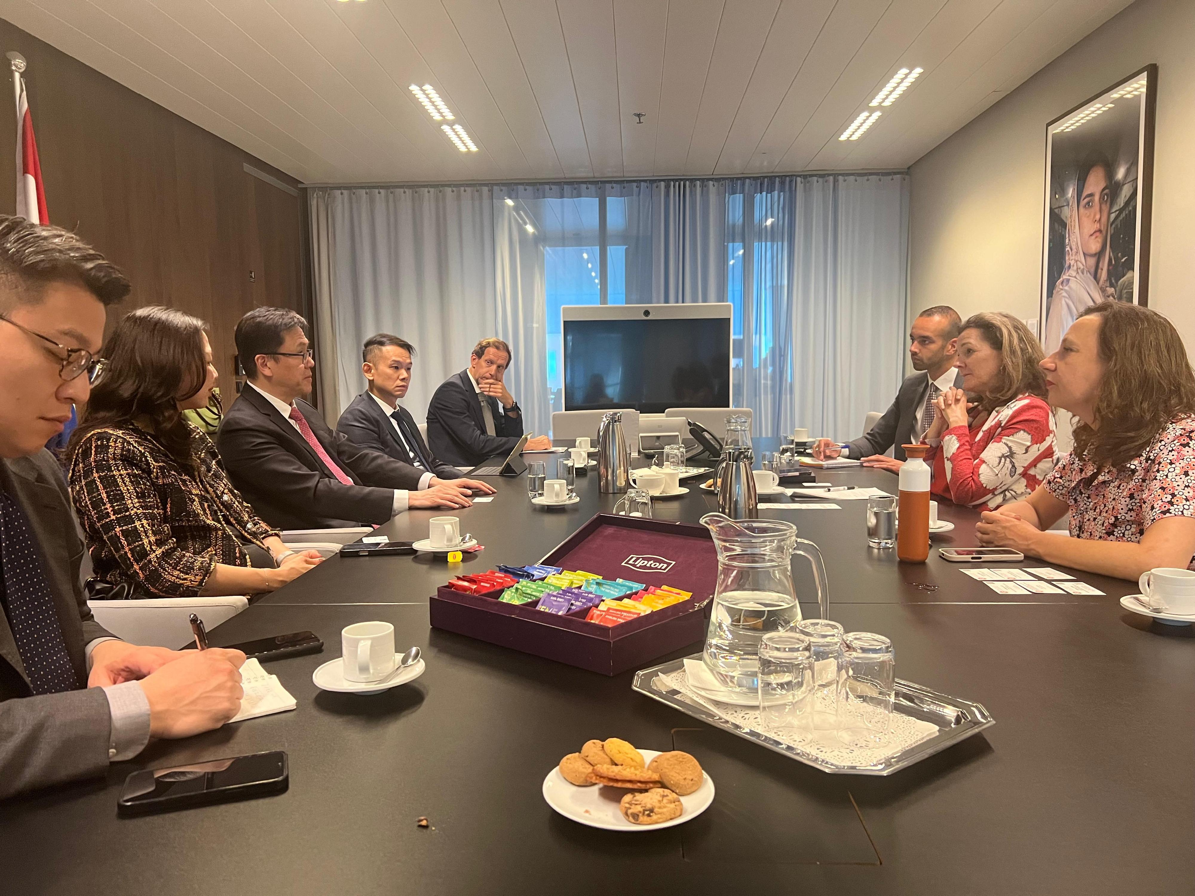 The Secretary for Innovation, Technology and Industry, Professor Sun Dong (third left), met with Deputy Director-General for Foreign Economic Relations of the Ministry of Foreign Affairs of the Netherlands, Ms Yvette Van Eechoud (second right), to exchange views on promoting innovation and technology collaboration on June 15 (Amsterdam time) in the Netherlands.