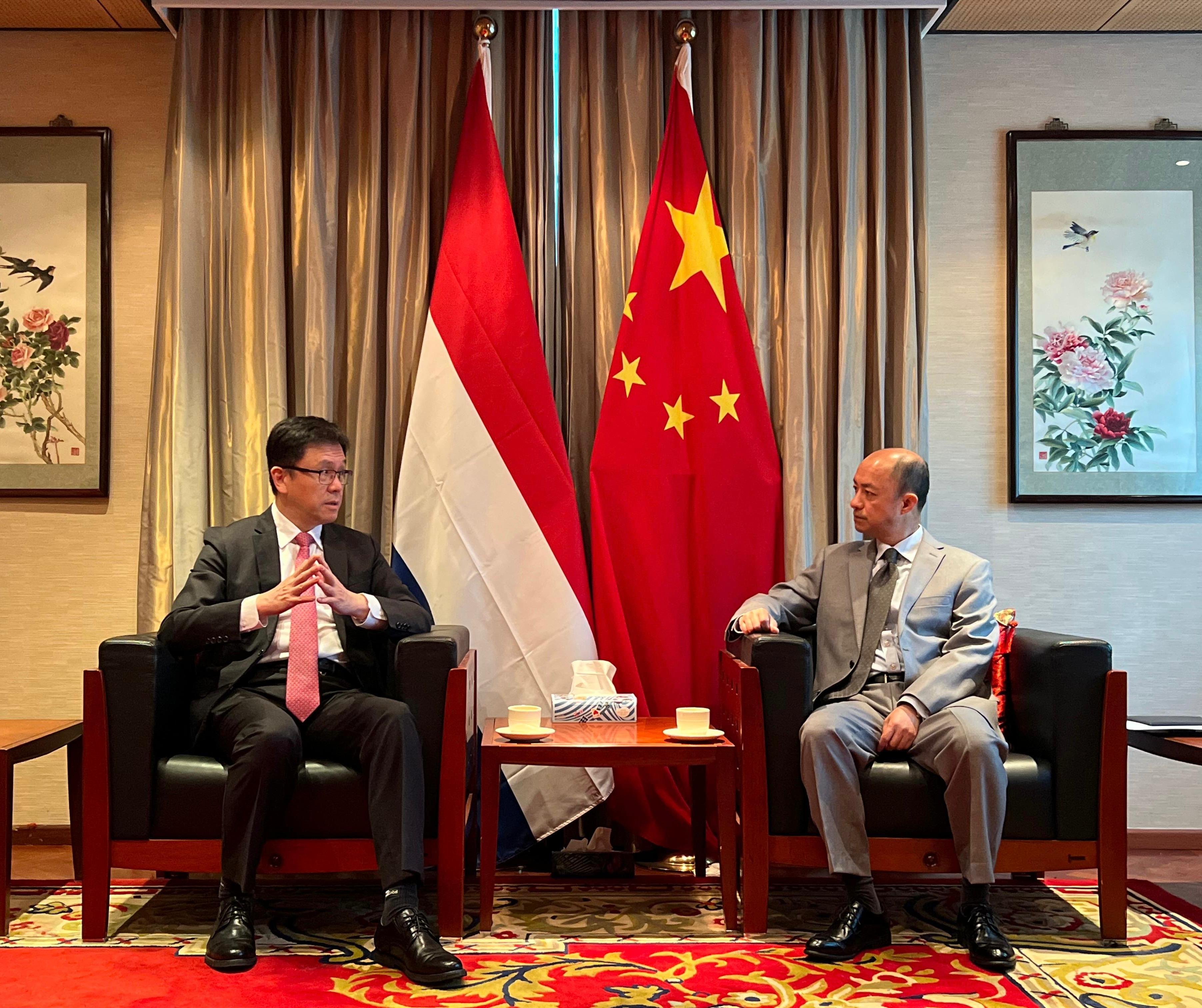 The Secretary for Innovation, Technology and Industry, Professor Sun Dong (left), called on Charge d’affaires of the Chinese Embassy in the Netherlands, Mr He Shiqing (right), on June 15 (Amsterdam time) in the Netherlands.