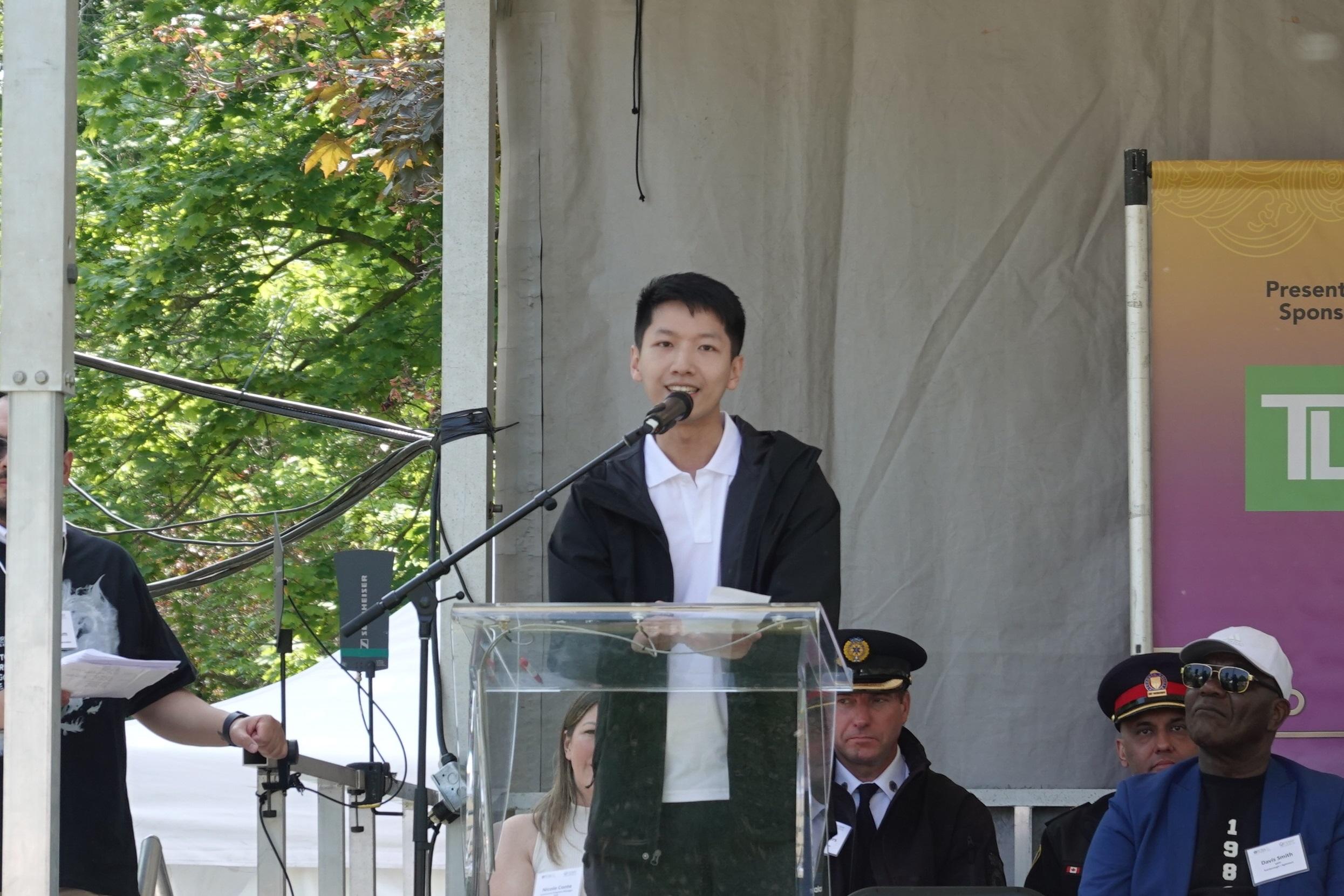 The Acting Director of the Hong Kong Economic and Trade Office (Toronto), Mr Gavin Yeung, delivers a speech at the opening ceremony of the 37th Toronto International Dragon Boat Festival on the Centre Island of Toronto, Canada, on June 14 (Toronto time). 