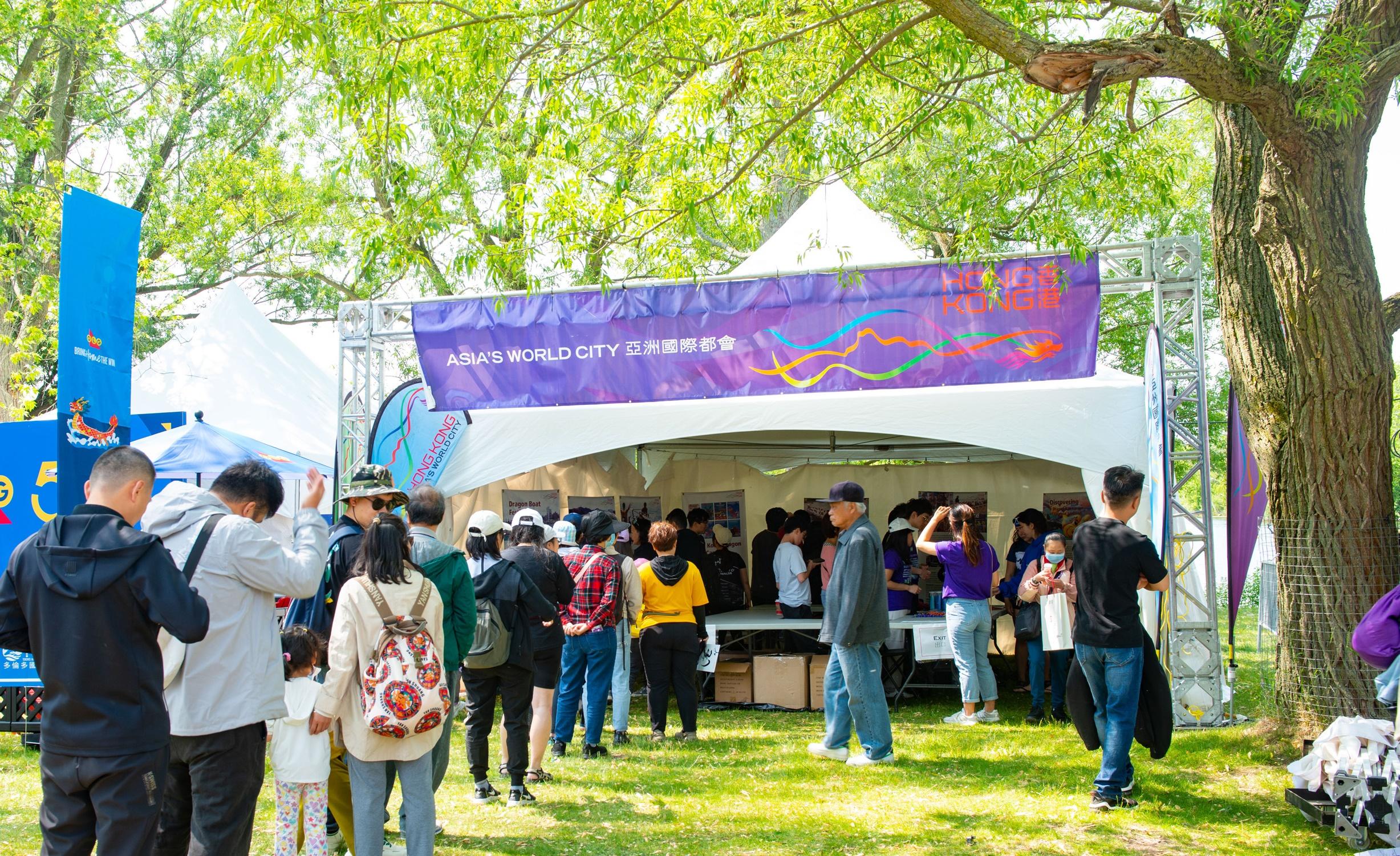 Supported by the Hong Kong Economic and Trade Office (Toronto), the 37th Toronto International Dragon Boat Race Festival was held on the Centre Island of Toronto, Canada, on June 14 and 15 (Toronto time). A Hong Kong pavilion was set up at the venue with a mini-exhibition showcasing the history of dragon boating in Hong Kong. Giveaways were also distributed to the race spectators. 