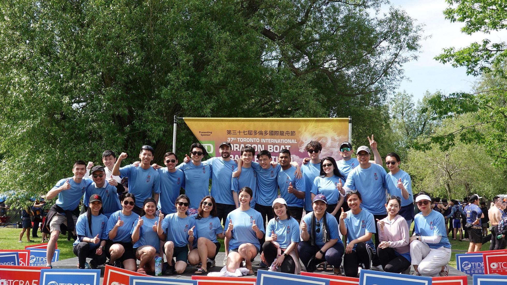 The dragon boat team of the Hong Kong Economic and Trade Office (Toronto) and Hong Kong-Canada Business Association (Toronto Chapter) takes part in the 37th Toronto International Dragon Boat Race Festival in Centre Island of Toronto, Canada, on June 15 (Toronto time).
