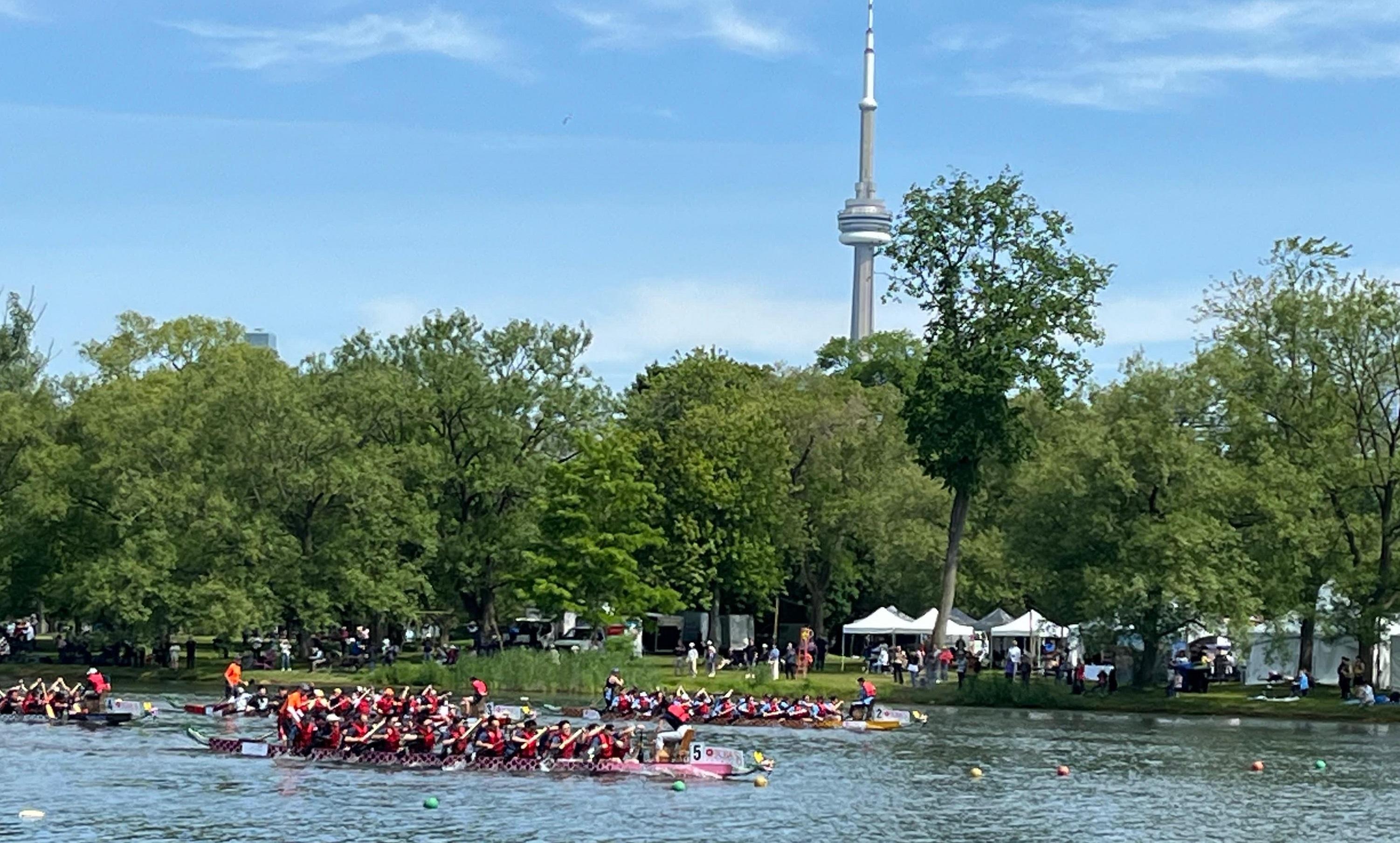 Supported by the Hong Kong Economic and Trade Office (Toronto), the 37th Toronto International Dragon Boat Race Festival was held on the Centre Island of Toronto, Canada, on June 14 and 15 (Toronto time). Photo shows dragon boats racing at the Festival.