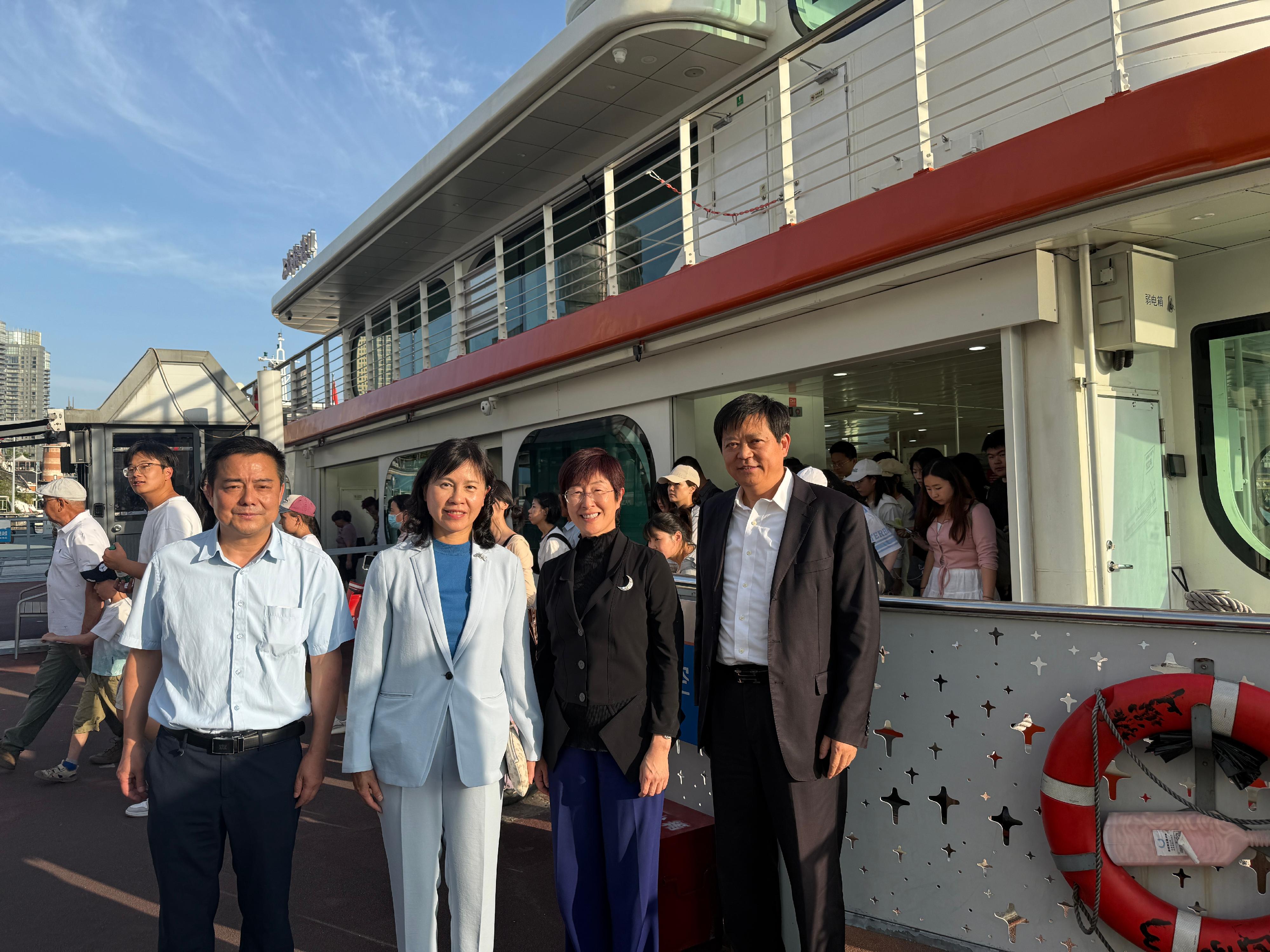 運輸及物流局局長陳美寶昨日（六月十六日）展開上海訪問行程。圖示陳美寶（左二）參觀當地的純電動客運渡輪，了解其運作。