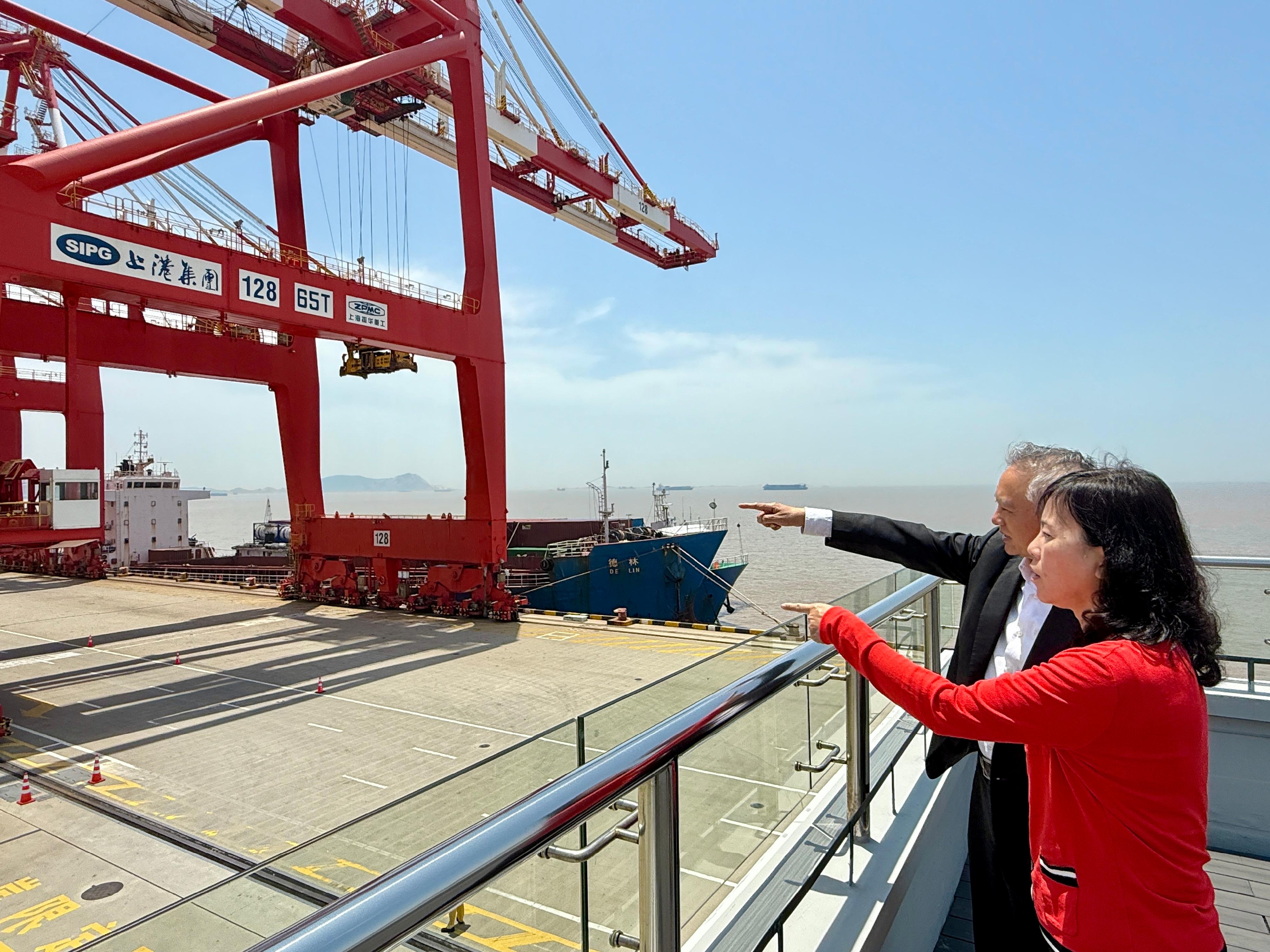 運輸及物流局局長陳美寶今日（六月十七日）繼續上海訪問行程。圖示陳美寶到洋山港進行考察，了解第四期自動化碼頭的運作。