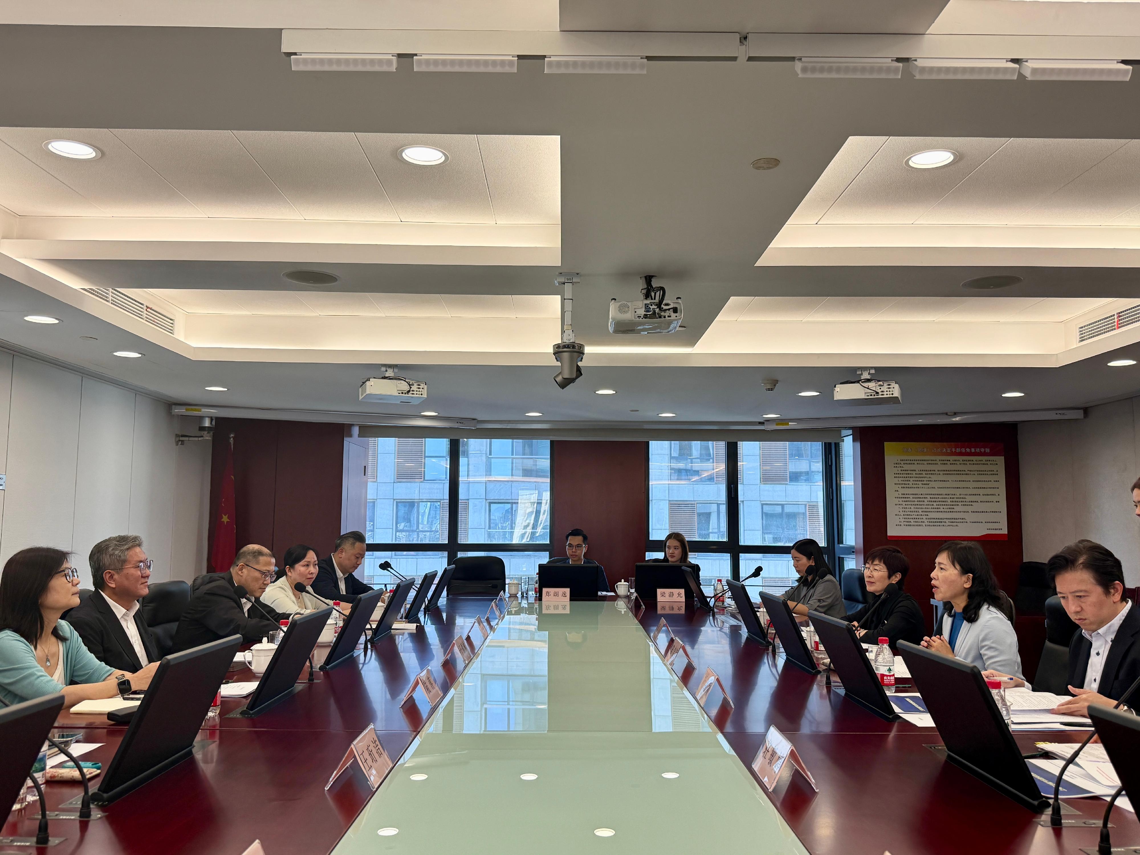 The Secretary for Transport and Logistics, Ms Mable Chan, began her visit to Shanghai yesterday (June 16). Photo shows Ms Chan (second right) meeting with the Director of the Shanghai Municipal Transportation Commission, Mr Yu Fulin (second left), and other officials to exchange views on issues of mutual interest.