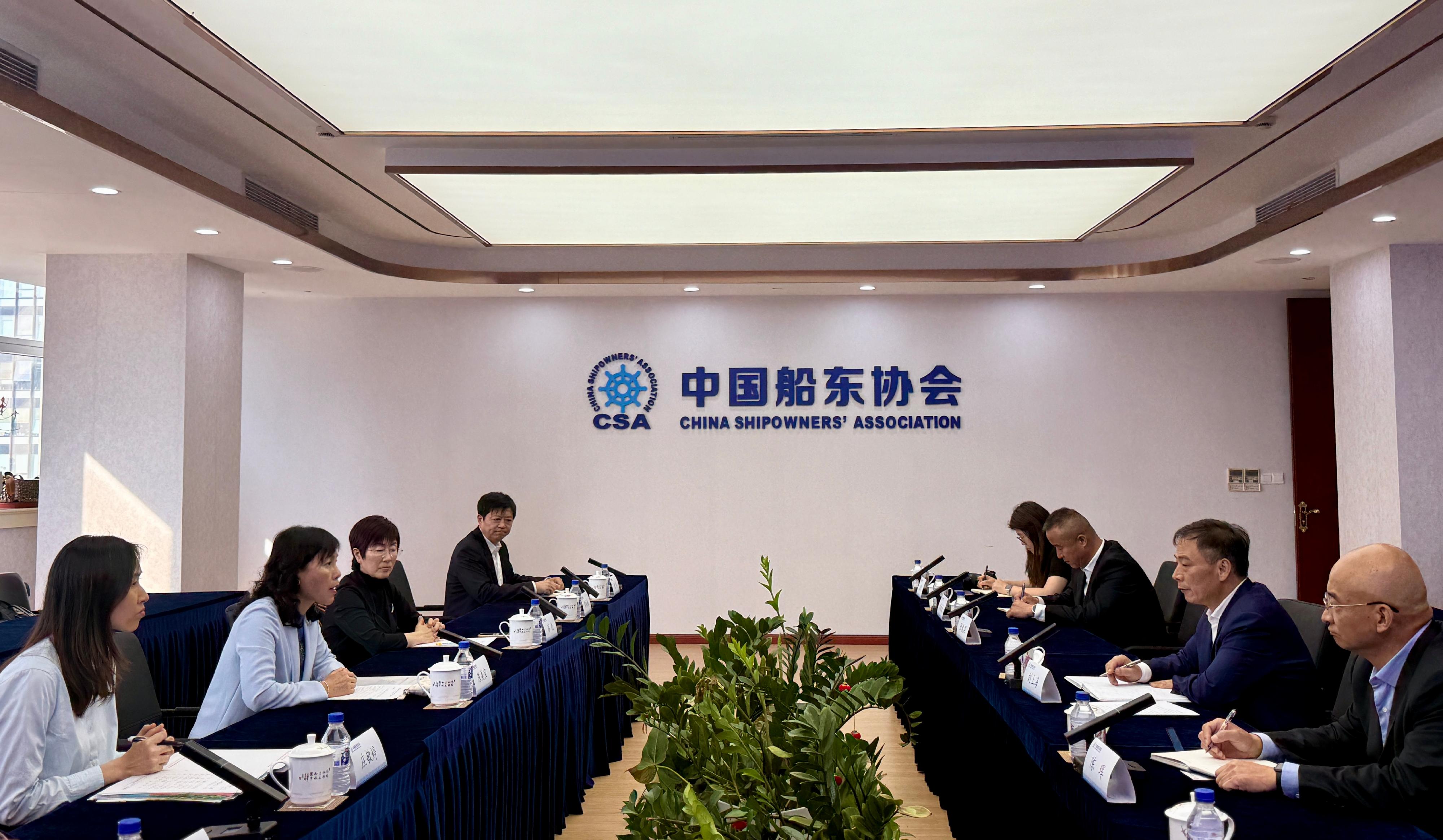 The Secretary for Transport and Logistics, Ms Mable Chan, began her visit to Shanghai yesterday (June 16). Photo shows Ms Chan (second left) meeting with representatives of the China Shipowners' Association to give an overview of the latest developments of Hong Kong's maritime services.