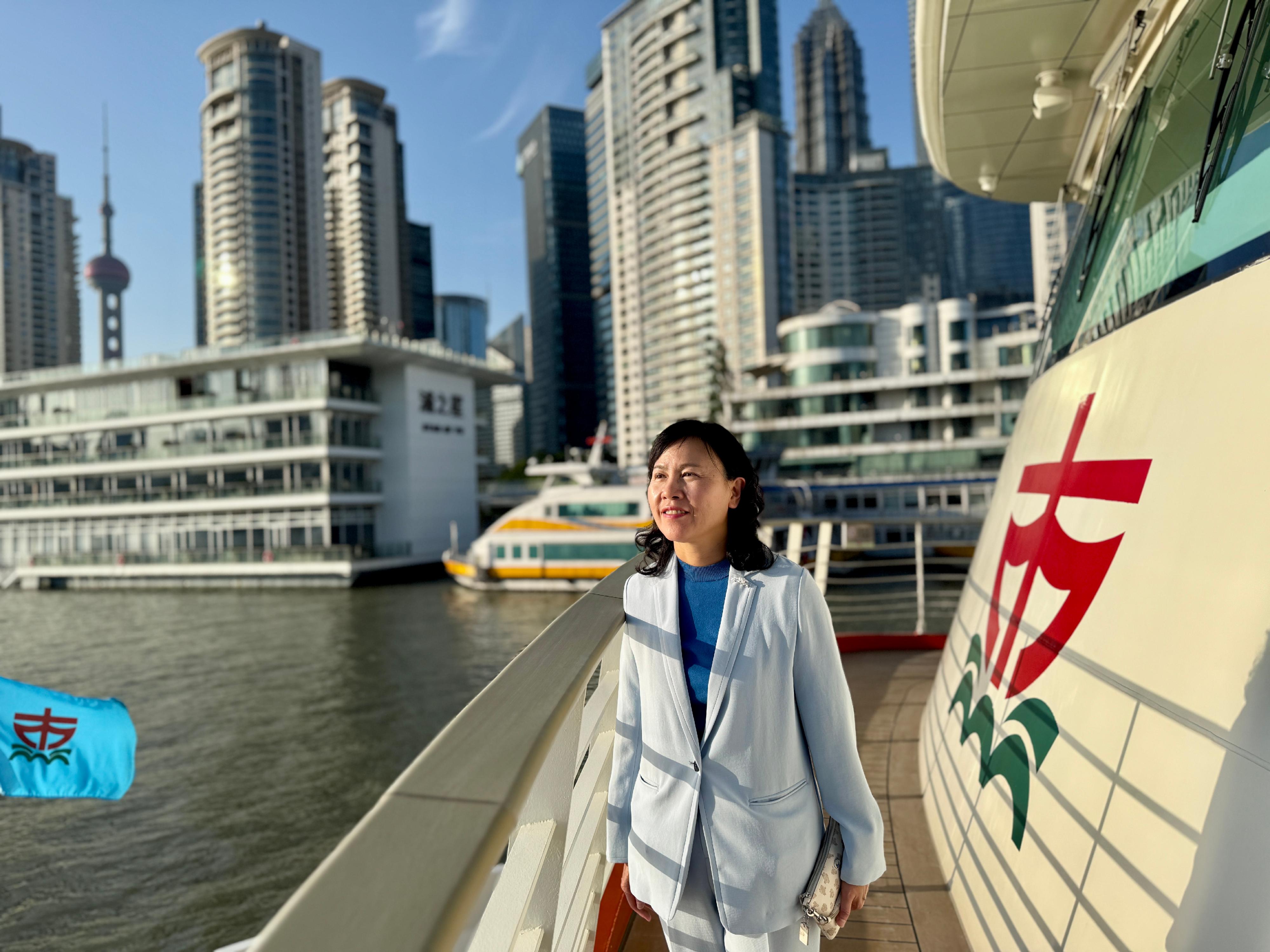 The Secretary for Transport and Logistics, Ms Mable Chan, began her visit to Shanghai yesterday (June 16). Photo shows Ms Chan visiting a local all-electric passenger ferry to learn about its operation.