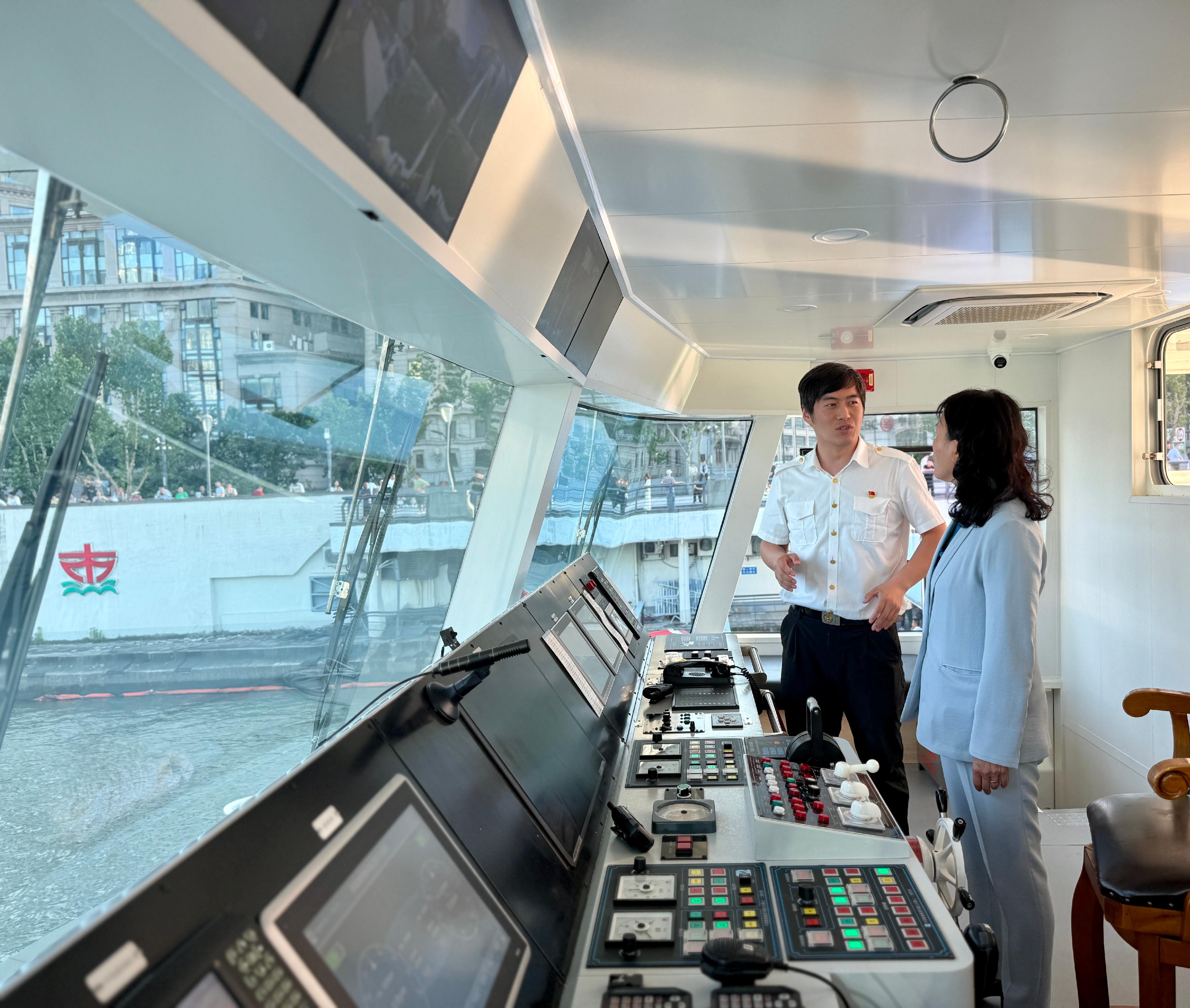 The Secretary for Transport and Logistics, Ms Mable Chan, began her visit to Shanghai yesterday (June 16). Photo shows Ms Chan (right) visiting a local all-electric passenger ferry and having a conversation with a crew member.
