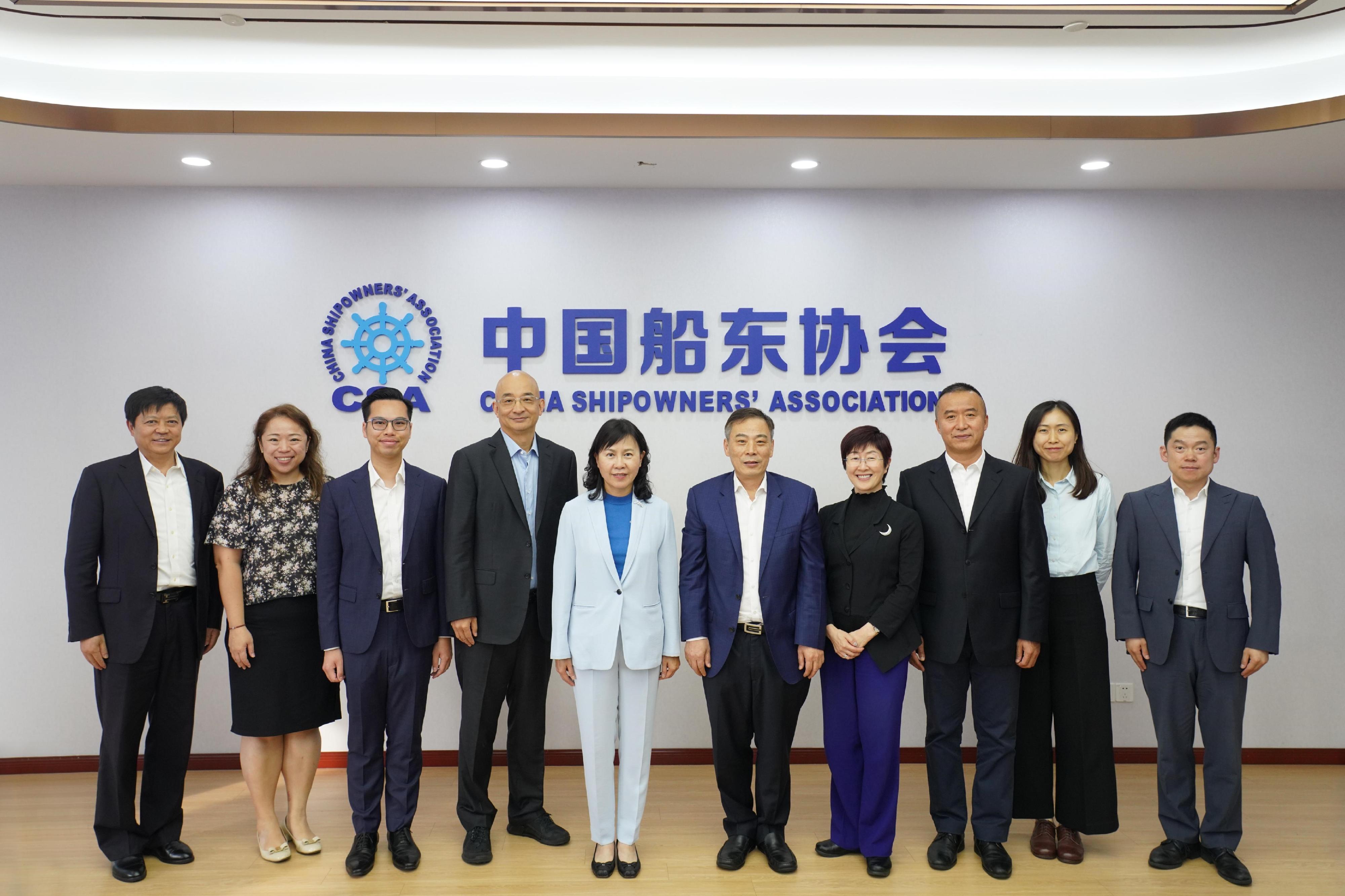The Secretary for Transport and Logistics, Ms Mable Chan, began her visit to Shanghai yesterday (June 16). Photo shows Ms Chan (fifth left) with representatives of the China Shipowners' Association after their meeting.
