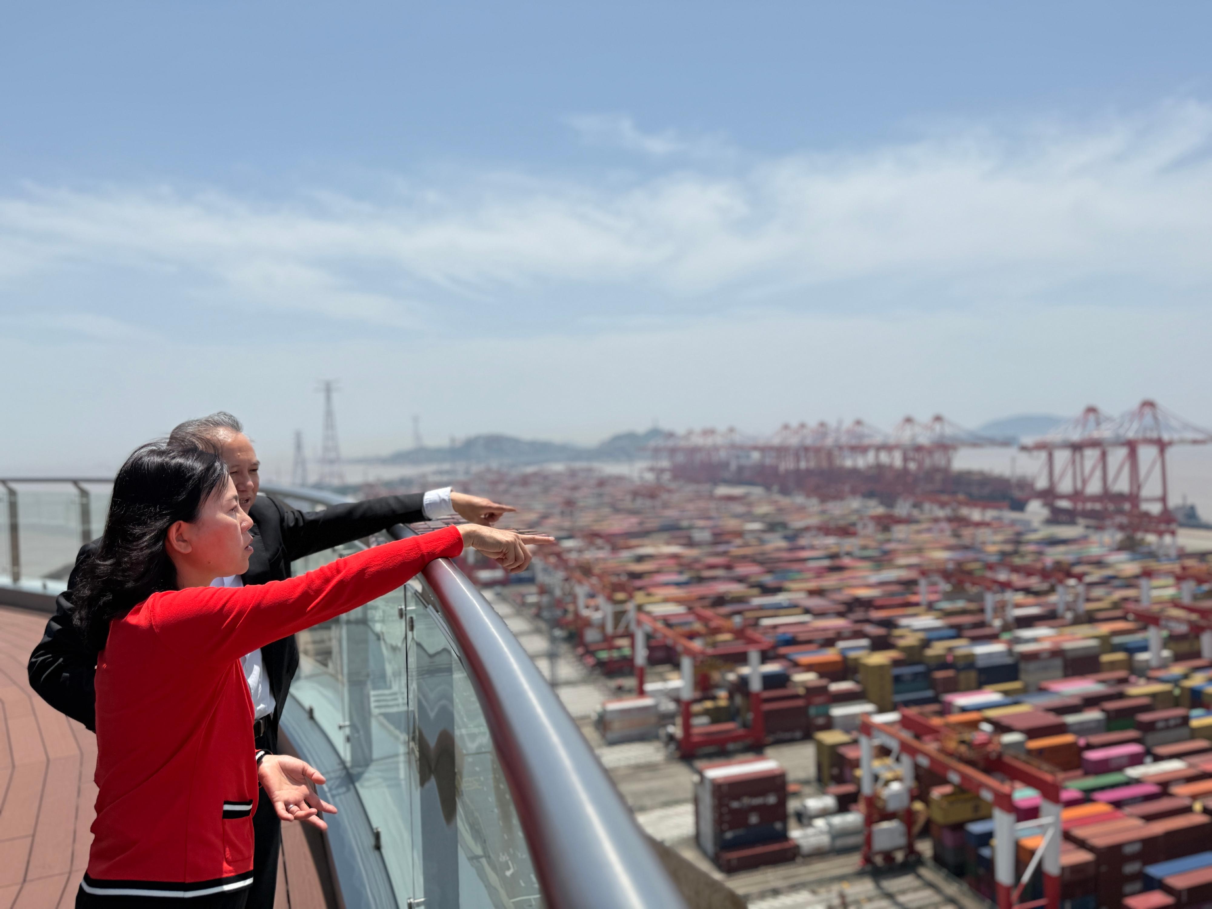 The Secretary for Transport and Logistics, Ms Mable Chan, continued her visit to Shanghai today (June 17). Photo shows Ms Chan inspecting the Yangshan Port to gain insights into the operations of its fourth-phase automated terminal.