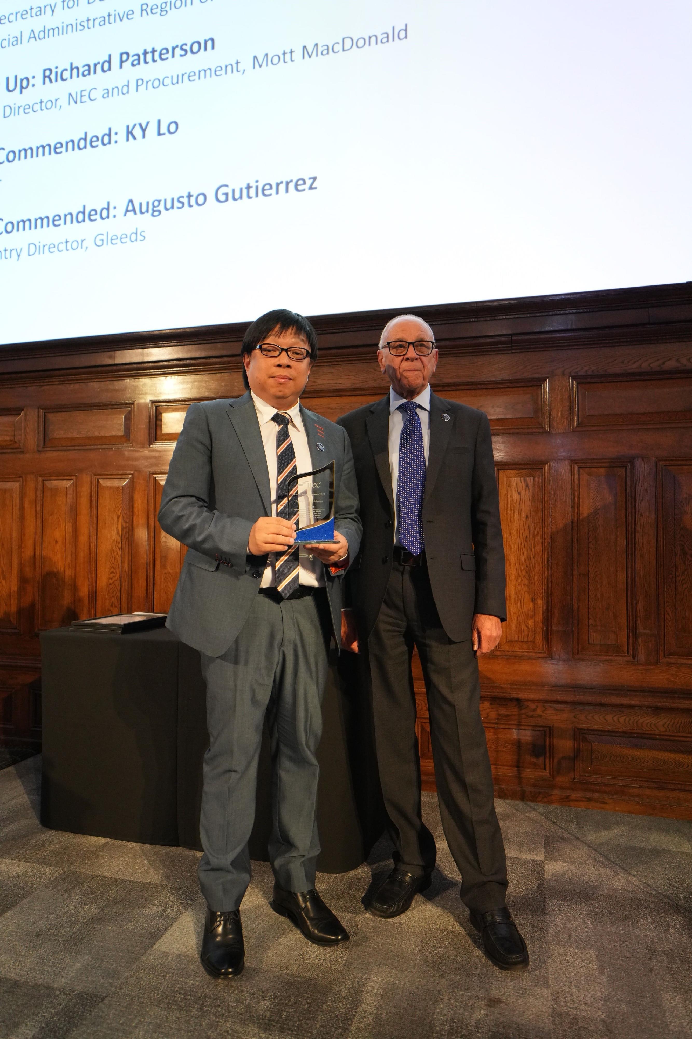 The Development Bureau and works departments won nine awards at the 2025 Martin Barnes Awards Ceremony in London, the United Kingdom, on June 16 (London time). Photo shows Deputy Secretary for Development (Works) Mr Tony Ho (left) receiving the Winner Award for the Distinguished Contribution category at the ceremony.