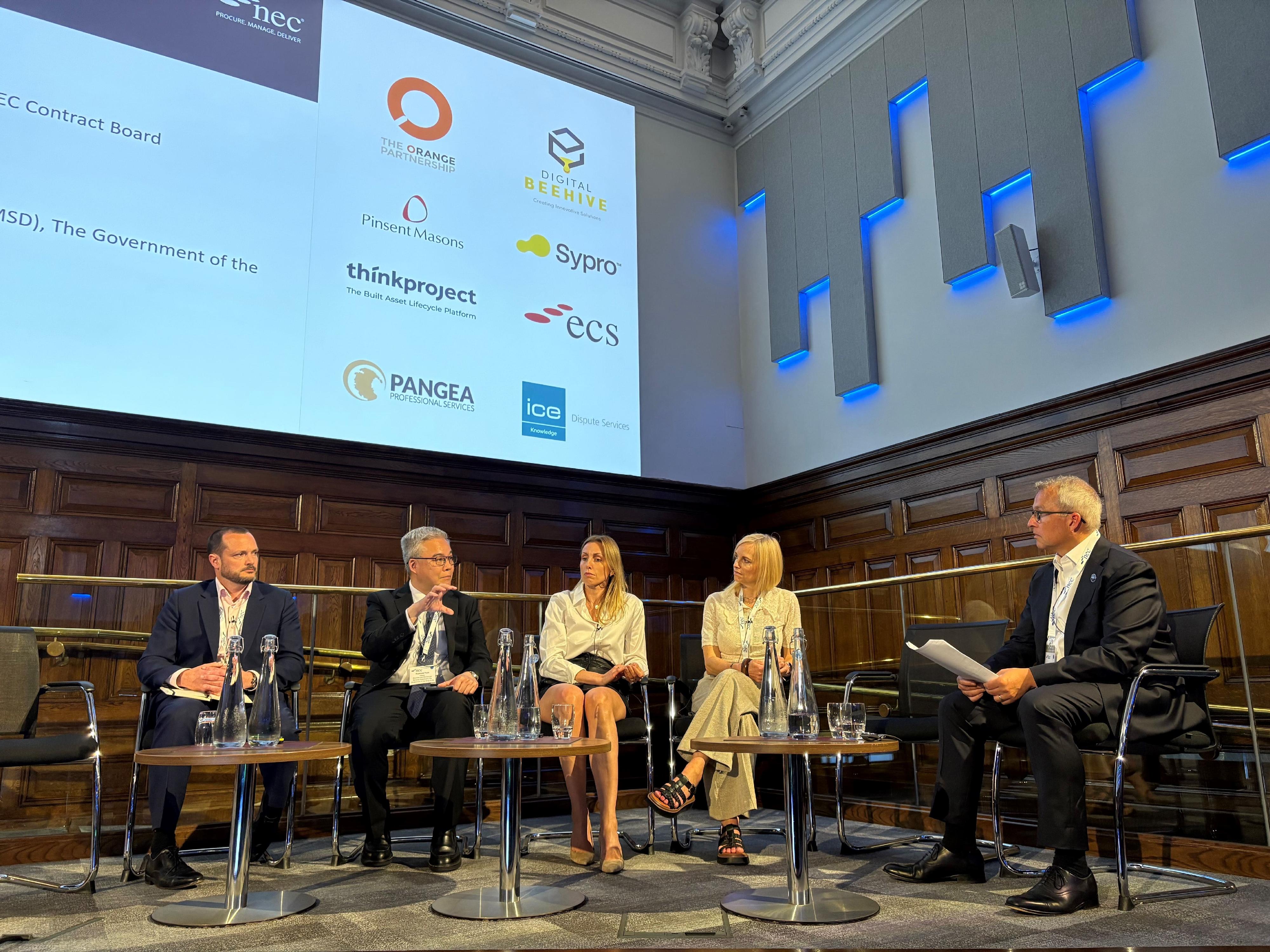 The Director of Electrical and Mechanical Services, Mr Poon Kwok-ying (second left), attended the Annual Conference 2025 held by the New Engineering Contract Users' Group in London, the United Kingdom, on June 16 (London time) to exchange ideas with a group of international experts.