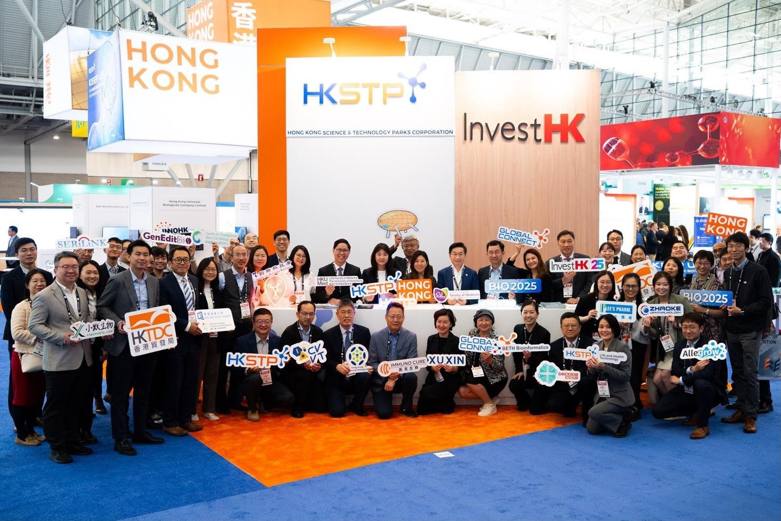The Director of the Hong Kong Economic and Trade Office in New York, Ms Maisie Ho visited Boston, Massachusetts, from June 15 to 17 (Boston time) to foster closer ties with the city’s biotechnology, research, and academic sectors. During her visit, she attended the BIO International Convention (BIO 2025). Photo shows Ms Ho (third row, tenth right) with members of the Hong Kong delegation attending the BIO 2025.