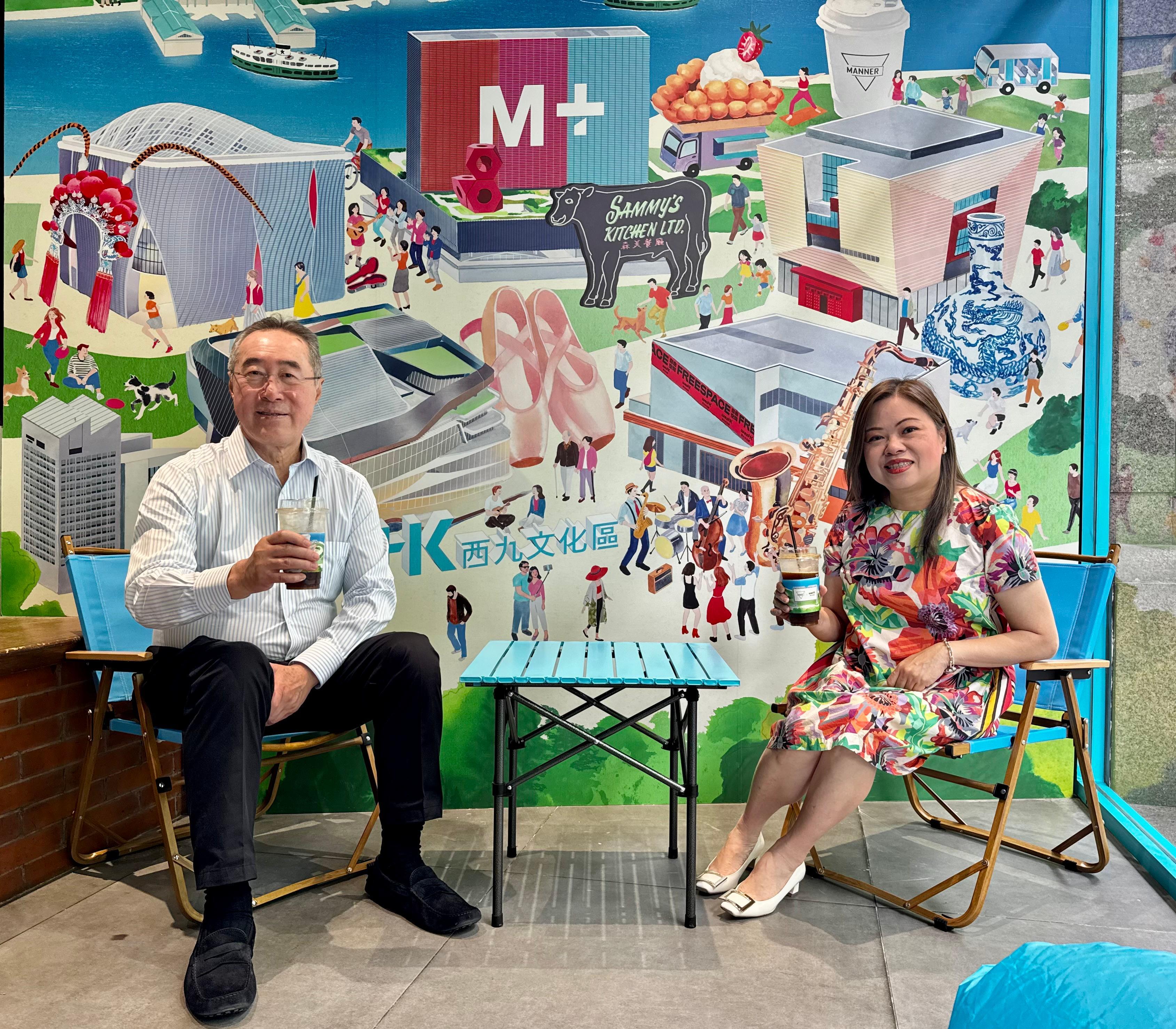 The Secretary for Culture, Sports and Tourism, Miss Rosanna Law (right), visited Shanghai today (June 18). Accompanied by the Chairman of the Board of the West Kowloon Cultural District Authority (WKCDA), Mr Henry Tang (left), Miss Law visited "WestK x MANNER" limited-edition art collaboration themed store jointly rolled out by the WKCDA and Shanghai's beloved coffee brand MANNER COFFEE.