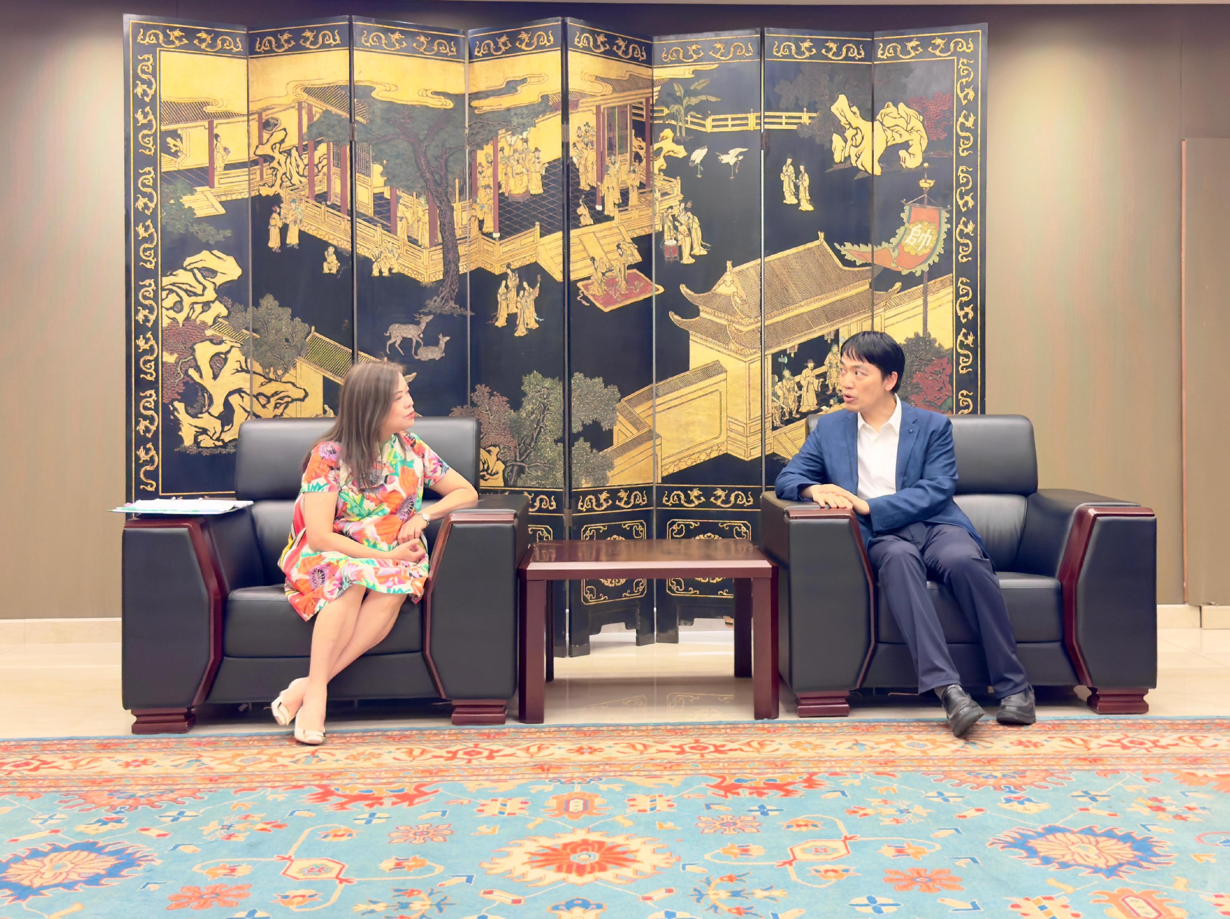 The Secretary for Culture, Sports and Tourism, Miss Rosanna Law (left), met with the Deputy Director of the Shanghai Museum Mr Huang He (right), in Shanghai today (June 18).
