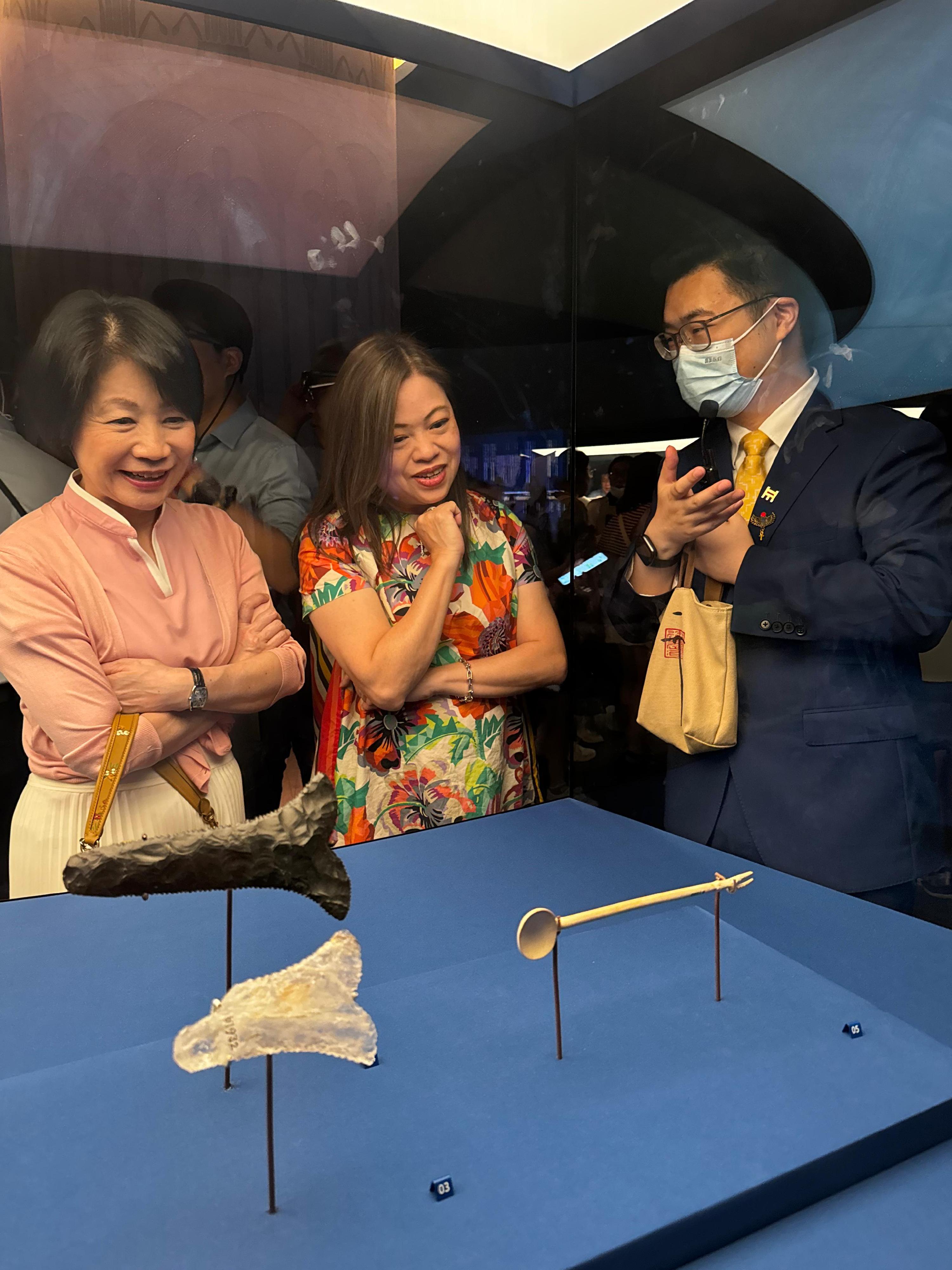 Accompanied by the Permanent Secretary for Culture, Sports and Tourism, Ms Vivian Sum (left), the Secretary for Culture, Sports and Tourism, Miss Rosanna Law (centre), visited the Shanghai Museum on People's Square today (June 18).
