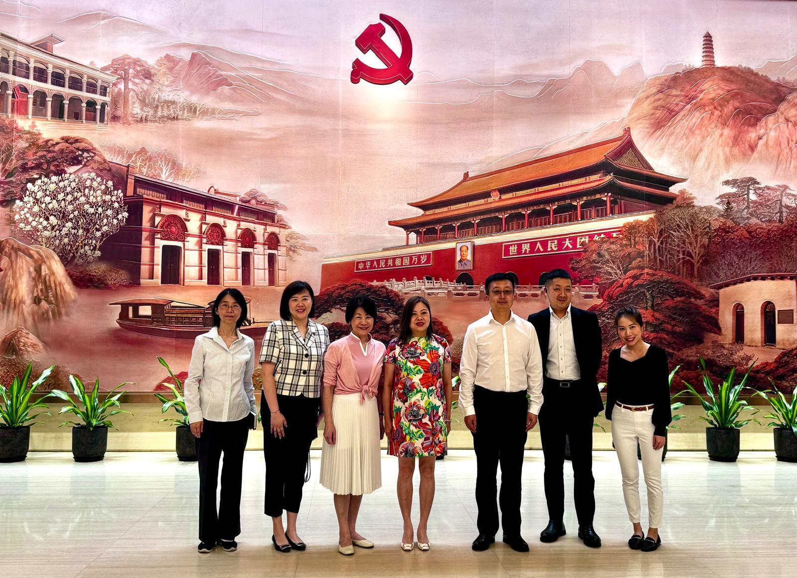 The Secretary for Culture, Sports and Tourism, Miss Rosanna Law (centre), visited the Memorial Hall of the First National Congress of the Communist Party of China (the Memorial) in Shanghai today (June 18). The Permanent Secretary for Culture, Sports and Tourism, Ms Vivian Sum (third left); and the Secretary of Party Committee and the Director of the Memorial, Mr Xue Feng (third right), were also present.
