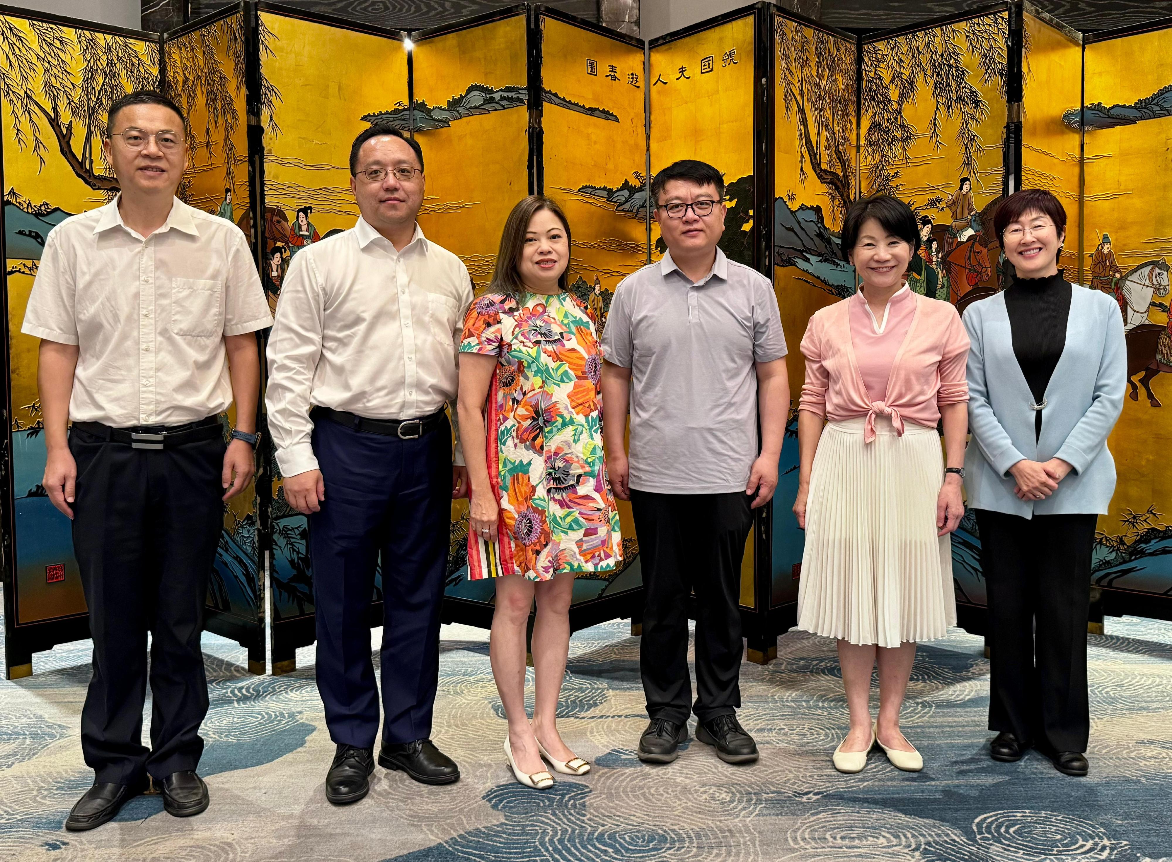 The Secretary for Culture, Sports and Tourism, Miss Rosanna Law (third left), called on the Director of the Shanghai Administration of Sports, Mr Xu Bin (third right), in Shanghai today (June 18) and shared with him Hong Kong's progress and achievements in promoting sports development. The Permanent Secretary for Culture, Sports and Tourism, Ms Vivian Sum (second right), was also present.
