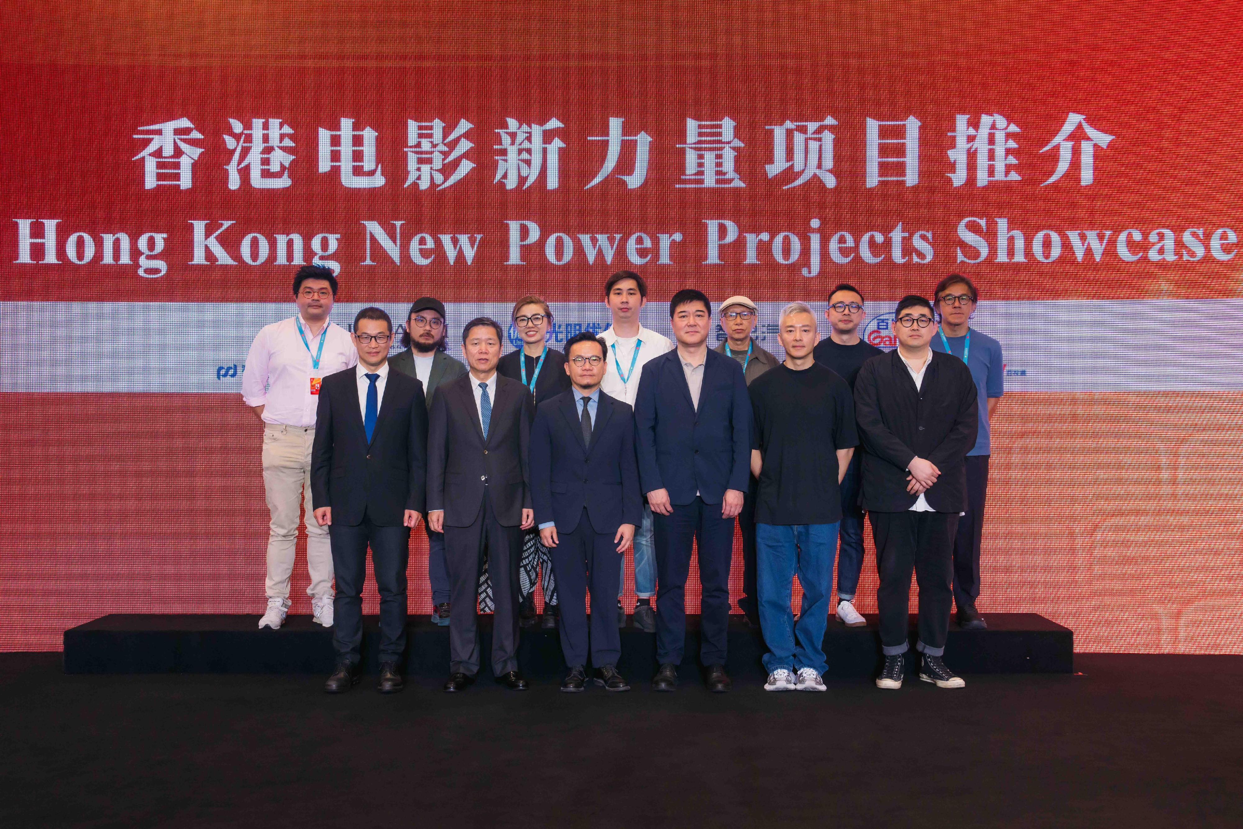 文化體育及旅遊局文創產業發展處和香港電影發展局率領業界代表團參與第二十七屆上海國際電影節（上影節）。圖示文創產業助理專員兼香港電影發展局秘書長麥聖希（前排左三）和其他業界代表今日（六月十八日）在上影節金爵電影論壇舉辦的香港電影新力量項目推介會合照。