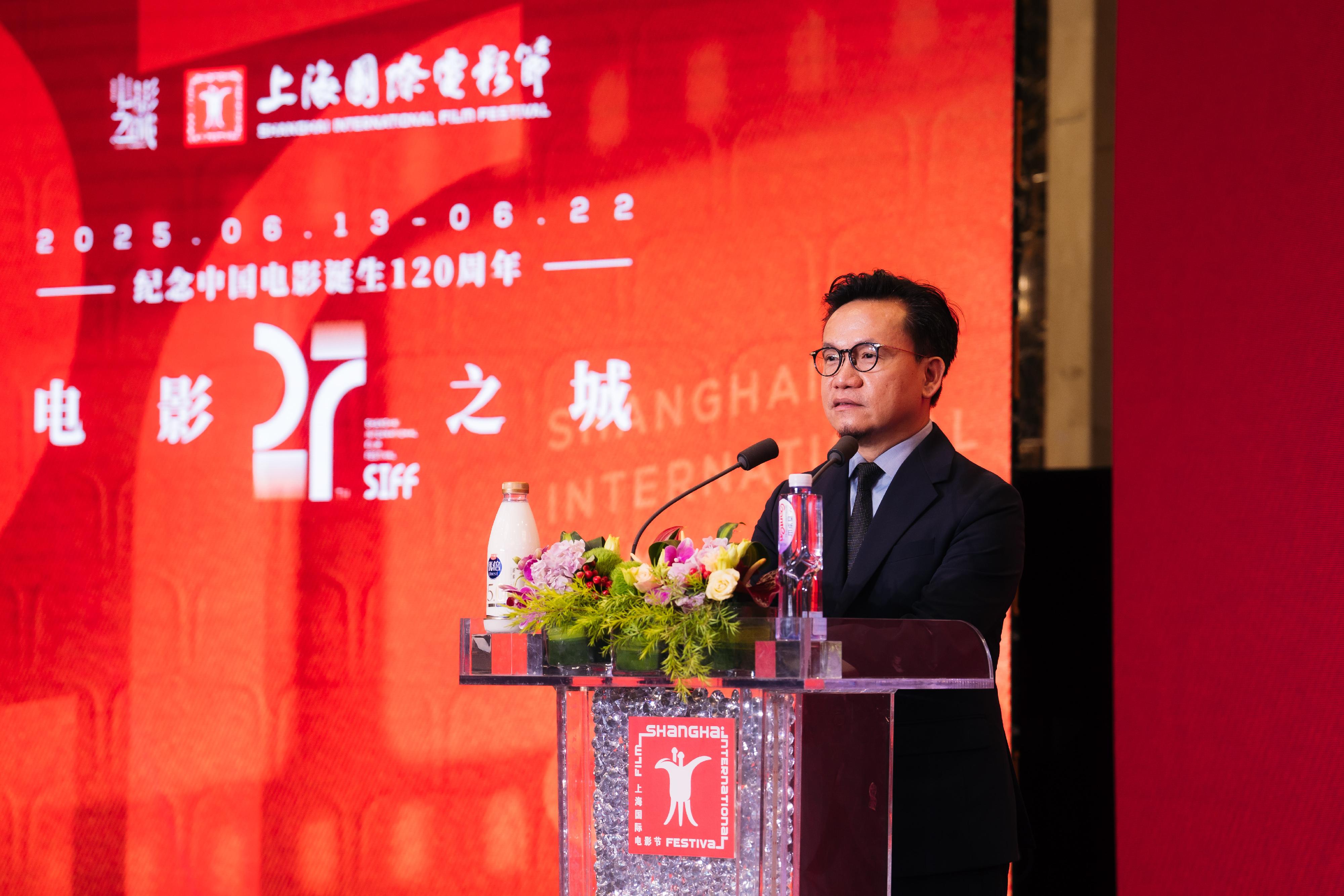 文化體育及旅遊局文創產業發展處和香港電影發展局率領業界代表團參與第二十七屆上海國際電影節（上影節）。圖示文創產業助理專員兼香港電影發展局秘書長麥聖希今日（六月十八日）在上影節金爵電影論壇舉辦的香港電影新力量項目推介會致辭。