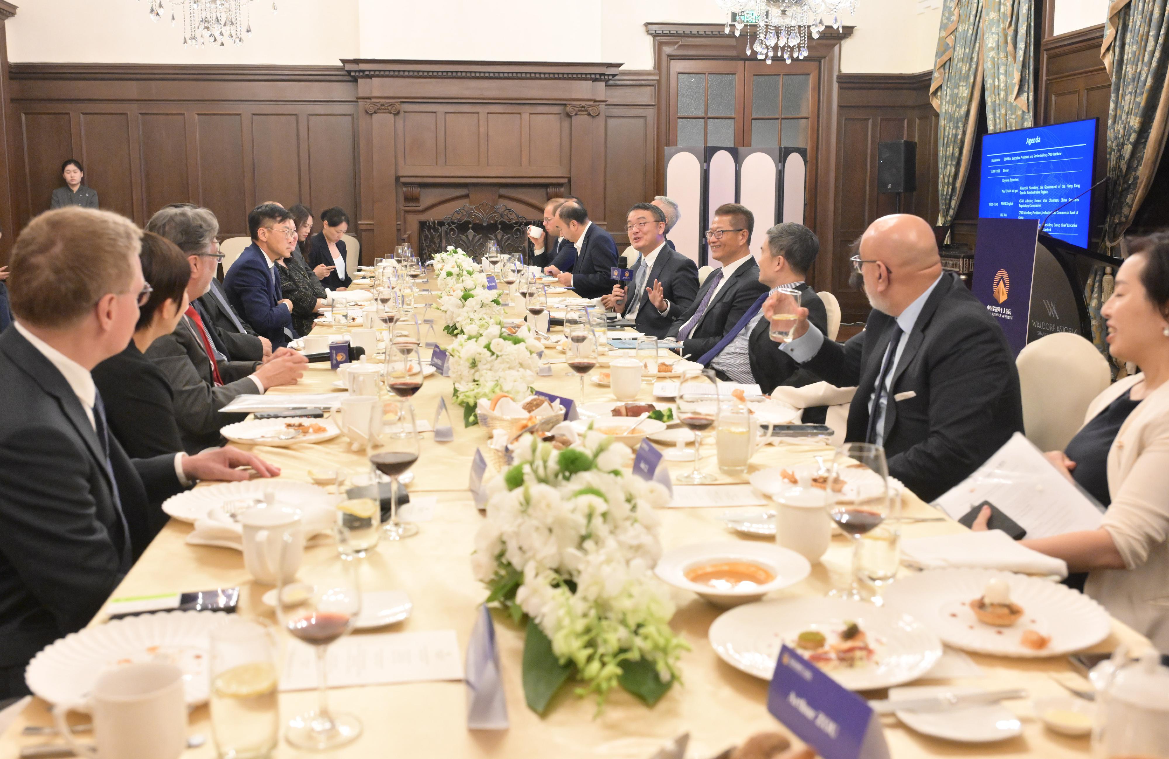 The Financial Secretary, Mr Paul Chan, attended the international exchange dinner hosted by the China Finance 40 Forum in Shanghai yesterday (June 17). Photo shows Mr Chan (fourth right) interacting with other guests at the dinner.