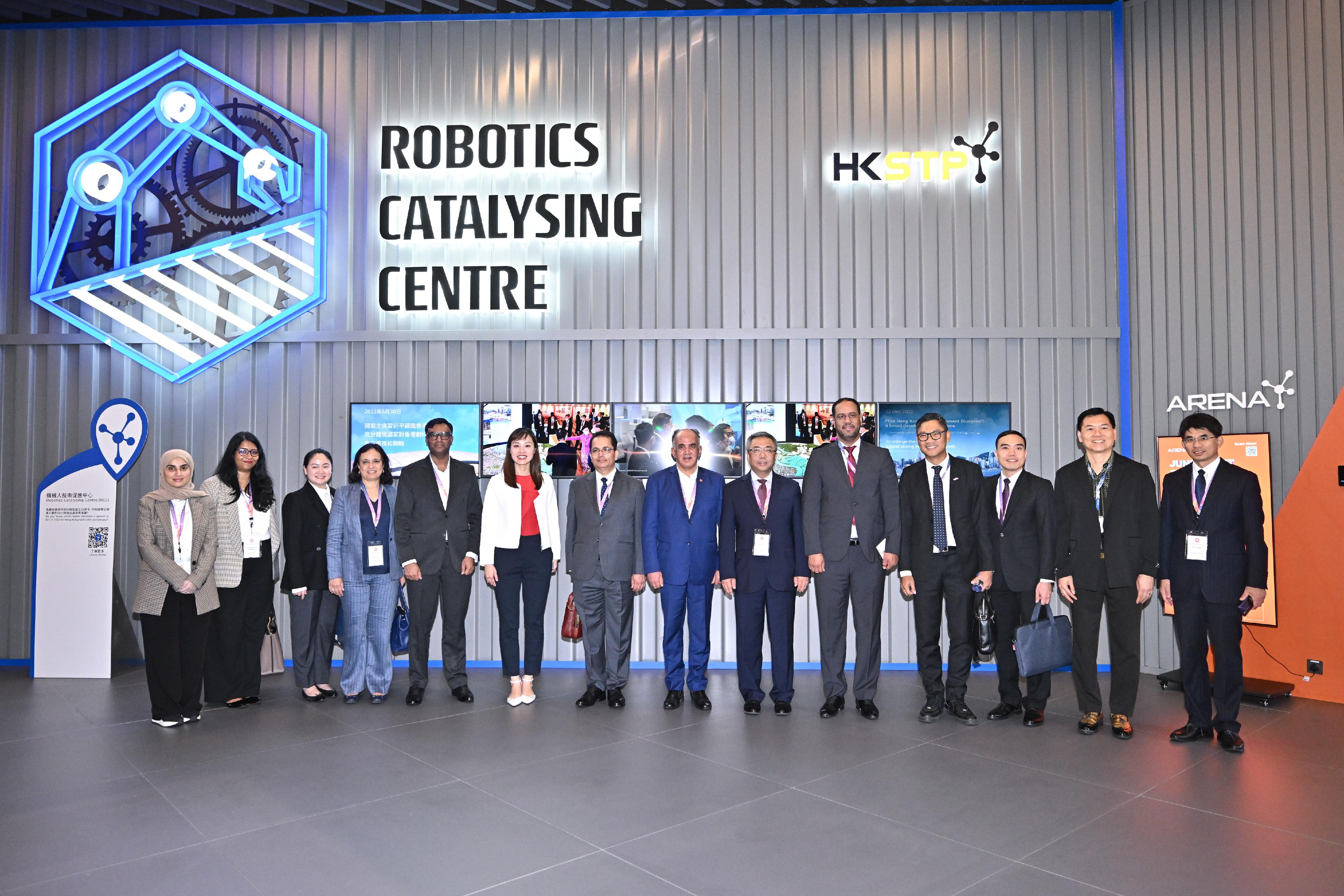 A delegation of 10 overseas government officials completed their three-day visit in Hong Kong today (June 18). Photo shows the Under Secretary for Innovation, Technology and Industry, Ms Lilian Cheong (sixth left), accompanying the delegation to visit the Hong Kong Science Park to learn more about Hong Kong's latest development in artificial intelligence, digital transformation, advanced manufacturing, etc. 