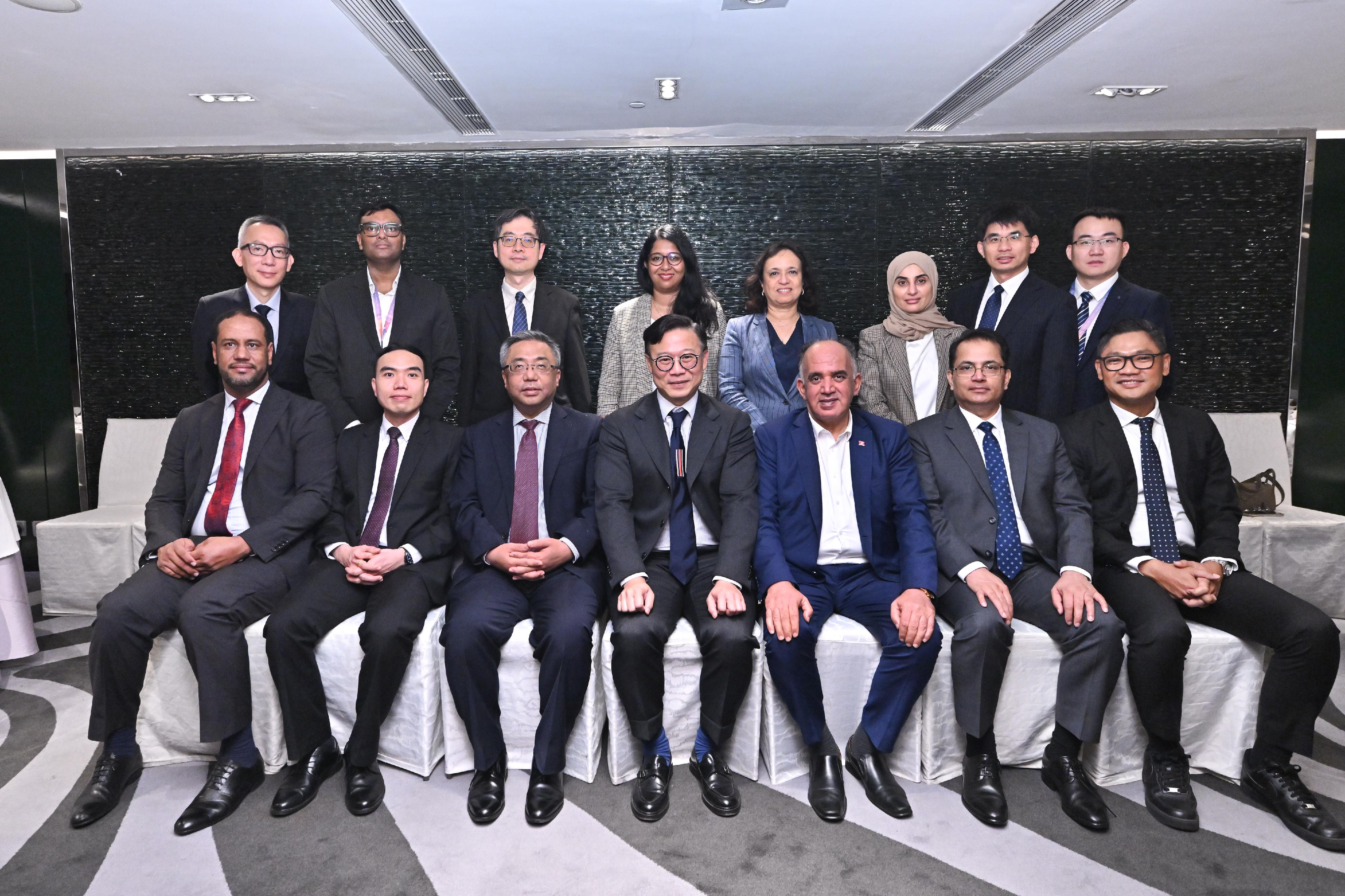 A delegation of 10 overseas government officials completed their three-day visit in Hong Kong today (June 18). Photo shows the Deputy Secretary for Justice, Dr Cheung Kwok-kwan (front row, centre), together with the delegation. 