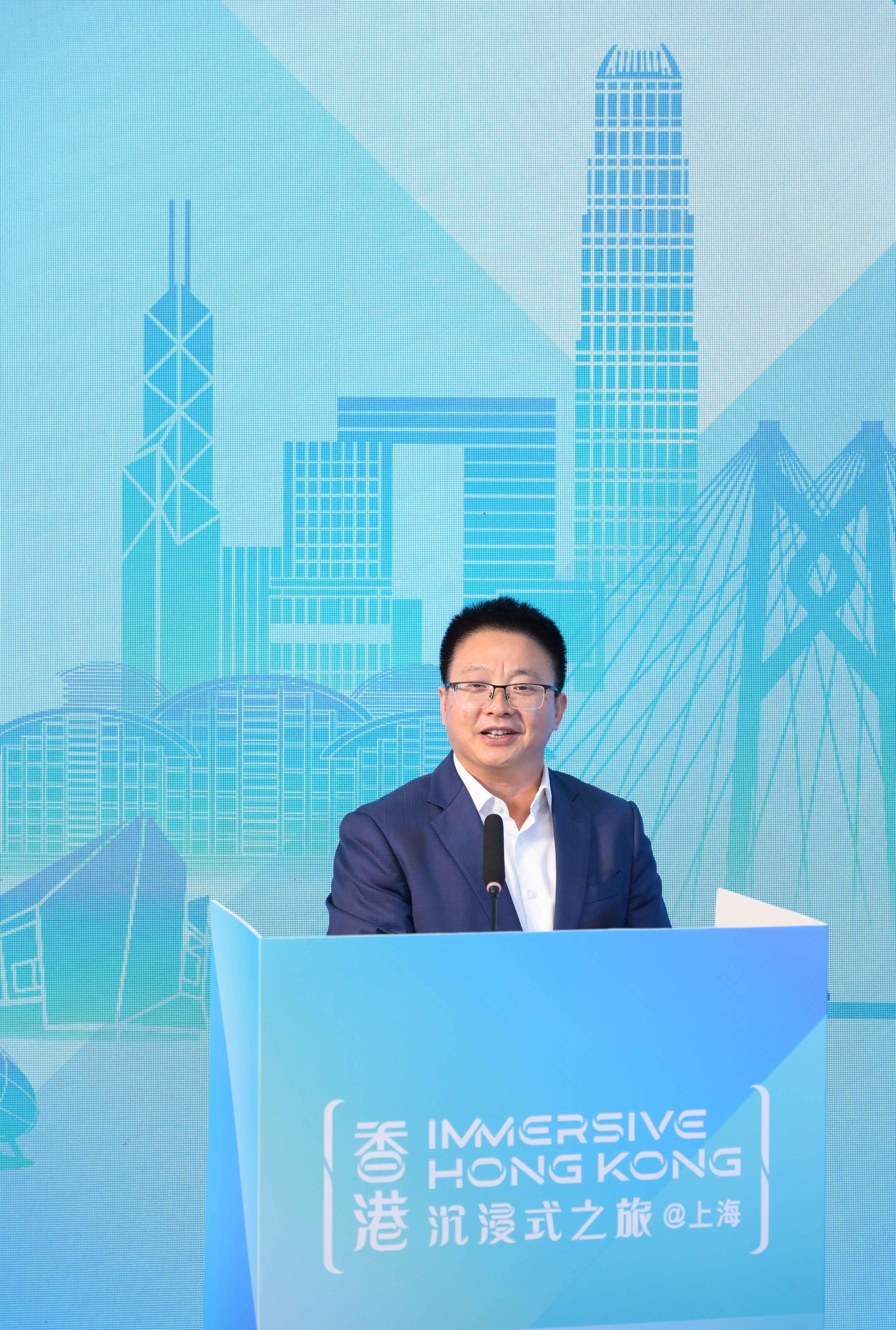 The "Immersive Hong Kong" roving exhibition, which showcases the charm and vibrancy of Hong Kong through interactive art technology, opened in Shanghai today (June 19). The exhibition invites visitors from Shanghai and the Yangtze River Delta to explore the unique opportunities and potential for tourism, education, business and investment in Hong Kong. Photo shows the Deputy Director of the Foreign Affairs Office of Shanghai Municipal People's Government, Mr Xu Kai, giving a speech at the opening ceremony.