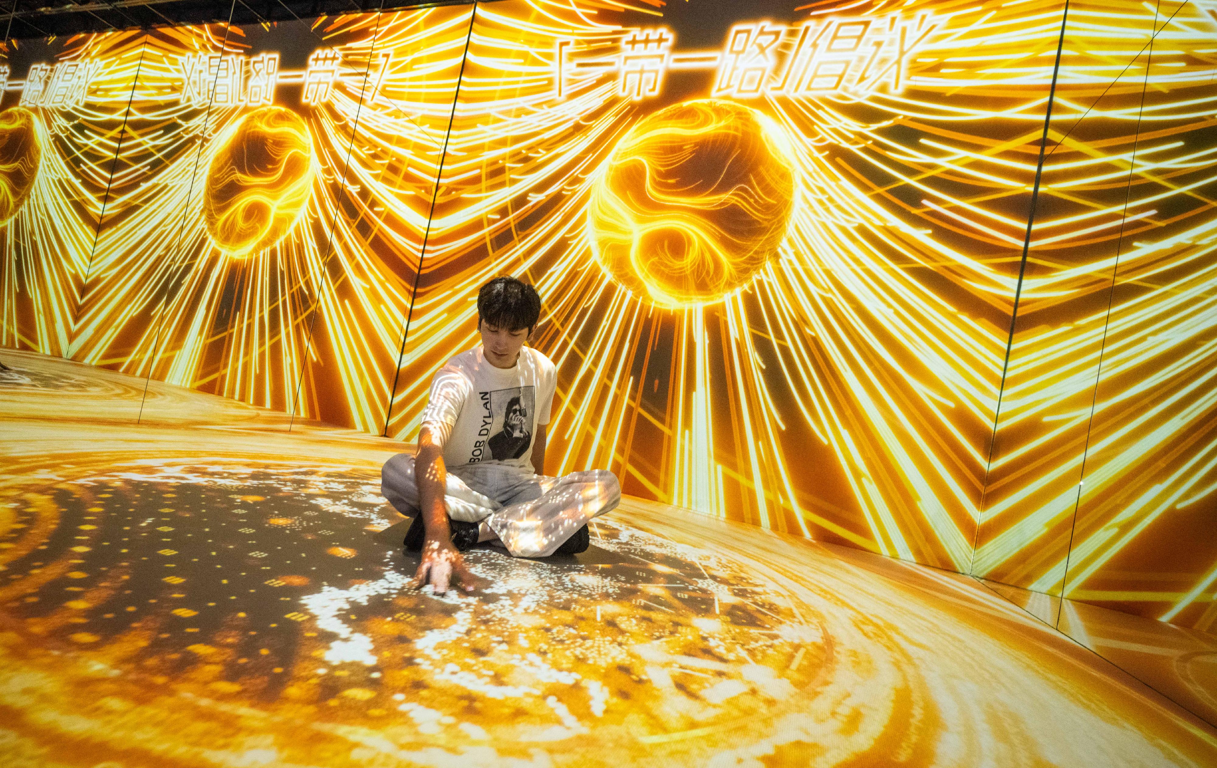 The "Immersive Hong Kong" roving exhibition, which showcases the charm and vibrancy of Hong Kong through interactive art technology, opened in Shanghai today (June 19). The exhibition invites visitors from Shanghai and the Yangtze River Delta to explore the unique opportunities and potential for tourism, education, business and investment in Hong Kong. Photo shows an art projection with the theme "Financial Bridgehead" at the exhibition.
