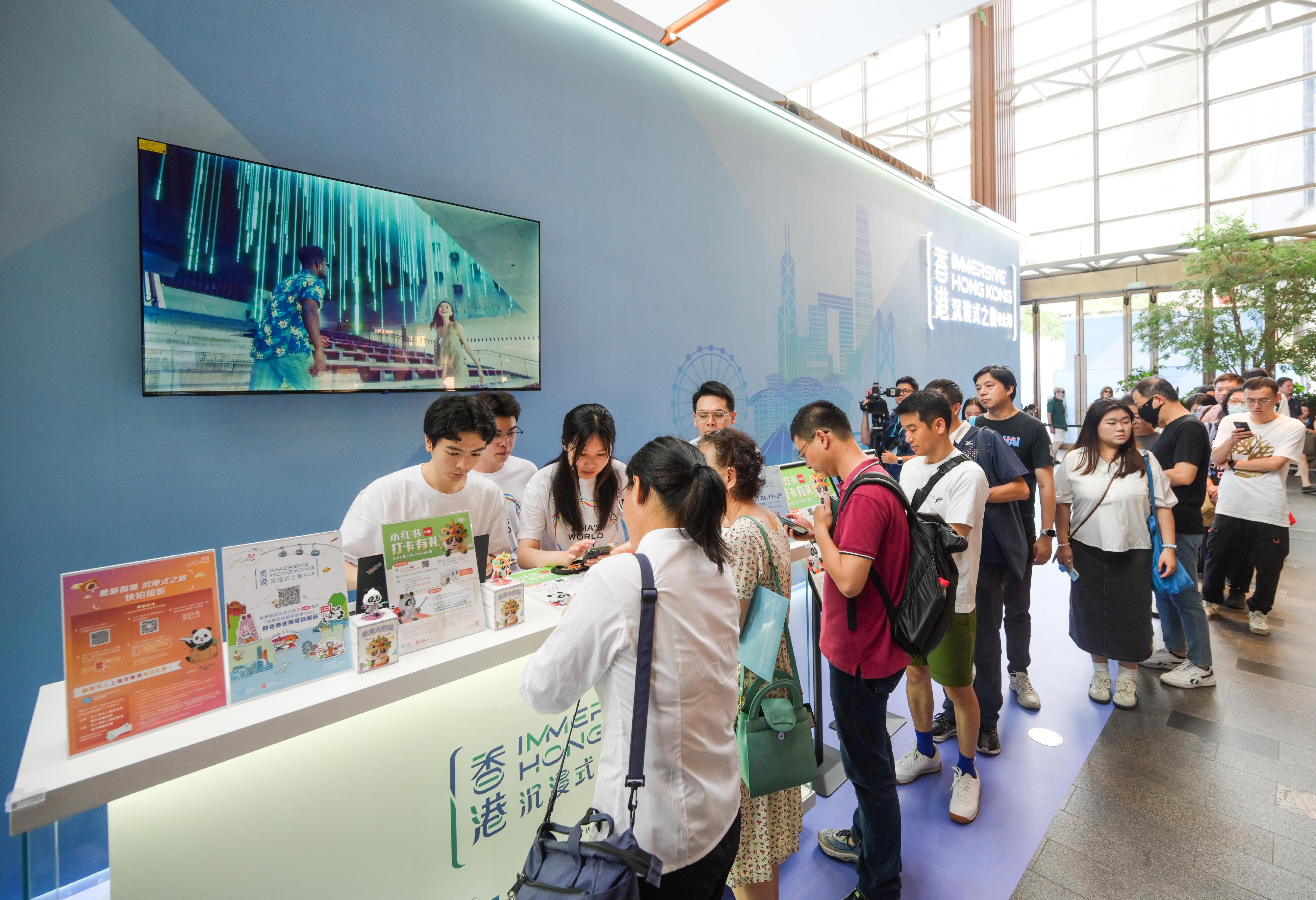 「香港─沉浸式之旅」巡迴展覽今日（六月十九日）在上海展開，利用互動藝術科技，展示香港獨有的魅力和活力。展覽歡迎上海和長三角地區民眾參觀，探索香港在旅遊、教育、營商和投資方面的獨特機遇和潛力。展覽於上海大型商場新天地時尚一期舉行，展期至六月二十九日。