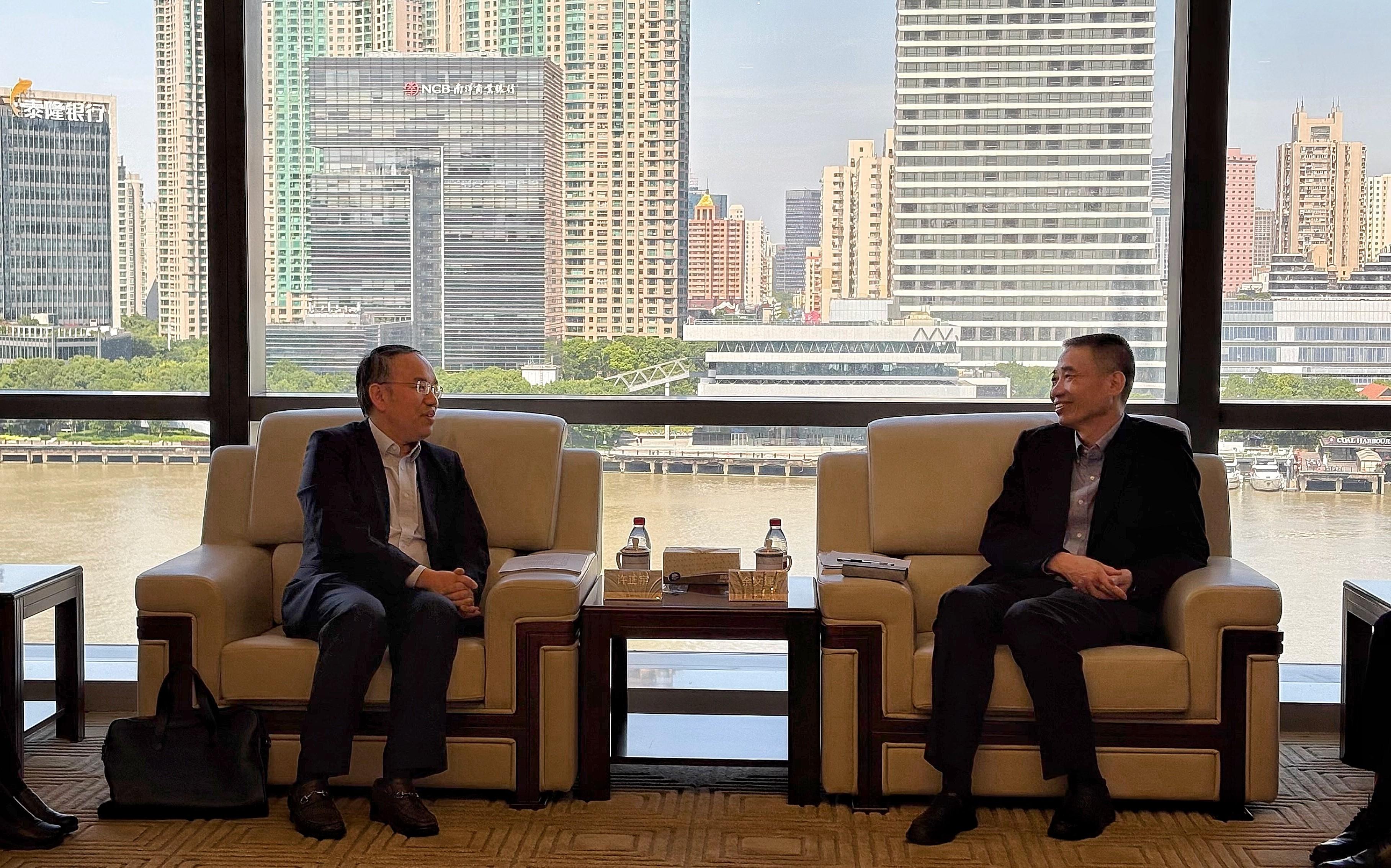 The Secretary for Financial Services and the Treasury, Mr Christopher Hui (left), met with the Chairman of the Shanghai Gold Exchange, Mr Yu Wenjian (right), in Shanghai yesterday (June 18) and exchanged with him views on developing the gold market in Hong Kong.
