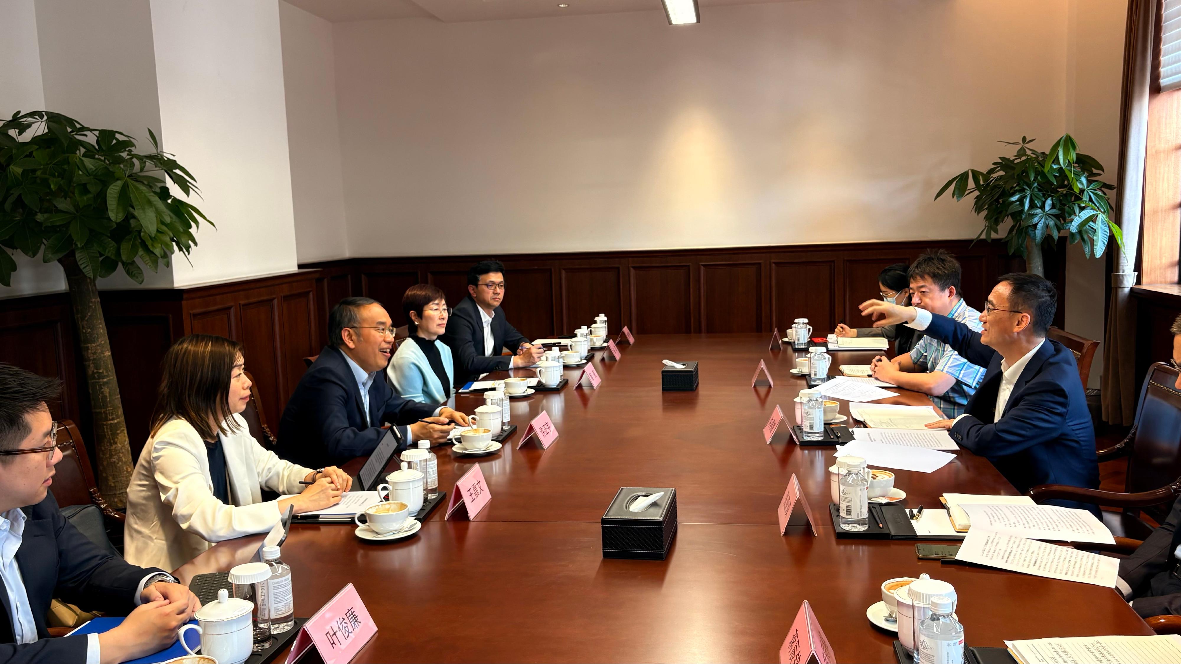 The Secretary for Financial Services and the Treasury, Mr Christopher Hui (third left), met with the General Manager of Shanghai Clearing House (SHCH), Mr Xu Zaiyue (first right), and various SHCH management officers in Shanghai yesterday (June 18) to explore opportunities for strengthening co-operation. Next to Mr Hui is the Director of the Hong Kong Economic and Trade Office in Shanghai, Mrs Laura Aron (fourth left).