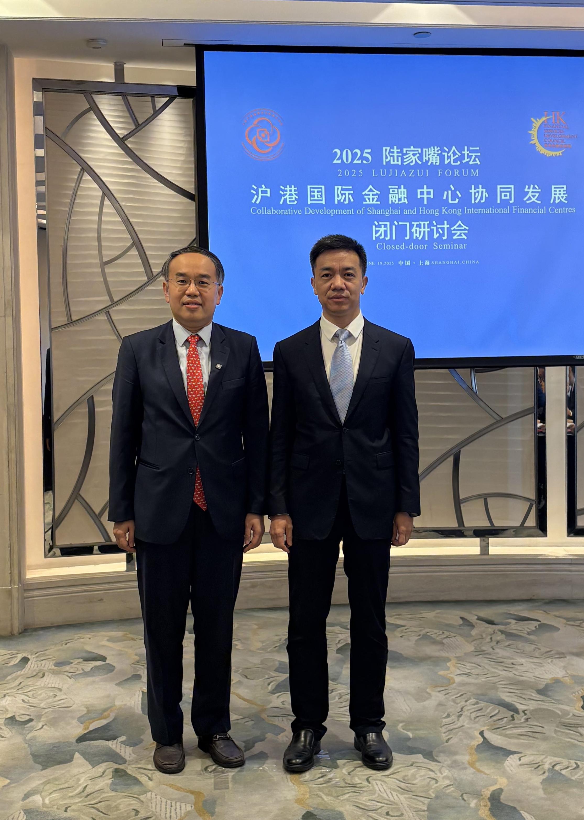 The Secretary for Financial Services and the Treasury, Mr Christopher Hui (left), is pictured with the Director-General of the Shanghai Office for Advancing International Financial Center Development and Director of the Shanghai Municipal Financial Regulatory Bureau, Mr Zhou Xiaoquan (right), at the "Collaborative Development of Shanghai and Hong Kong International Financial Centres" seminar co-organised by the Hong Kong Financial Services Development Council and the Shanghai Research Center for Financial Stability and Development in Shanghai today (June 19).