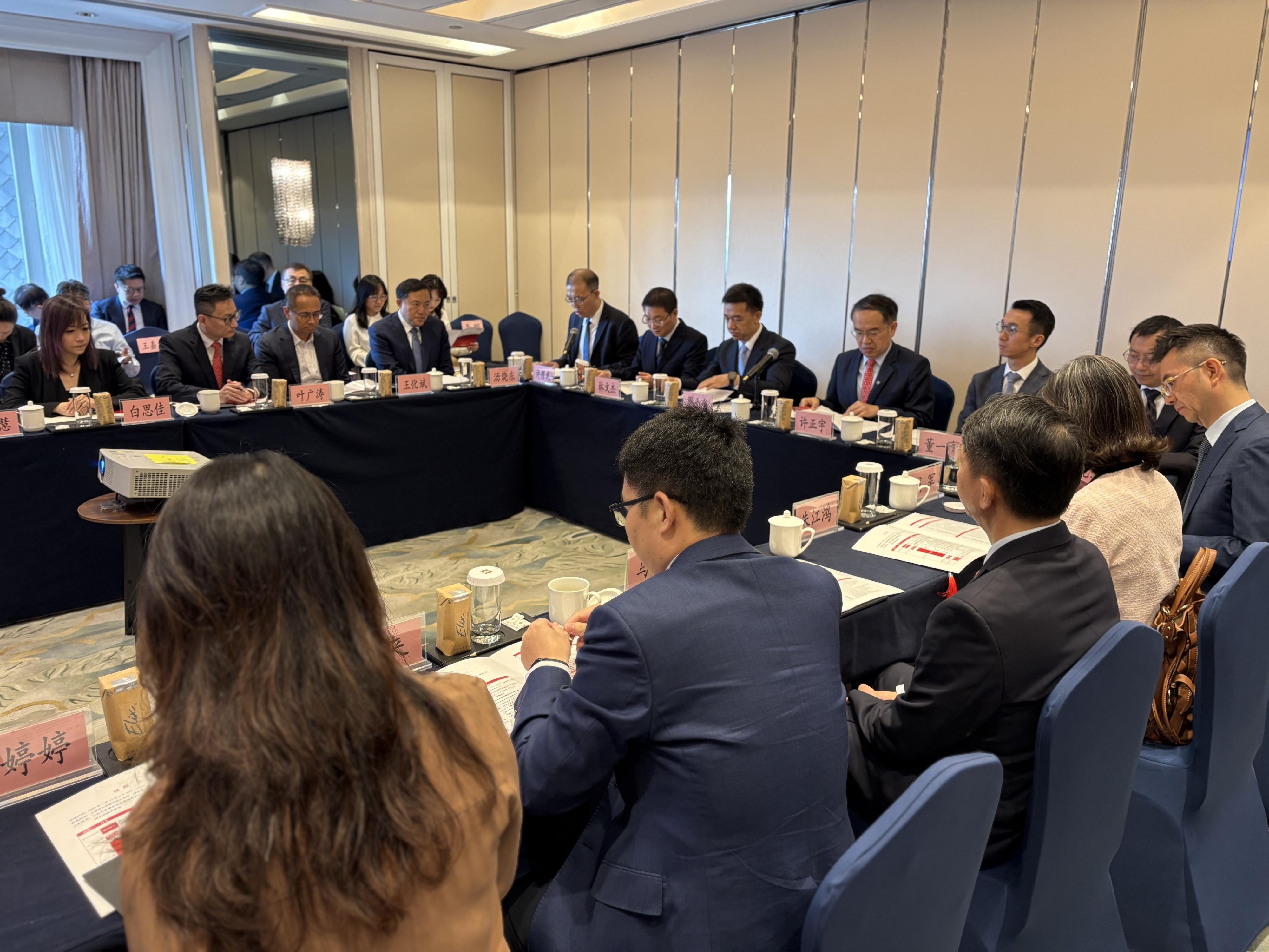 The Secretary for Financial Services and the Treasury, Mr Christopher Hui (fourth right), attended the "Collaborative Development of Shanghai and Hong Kong International Financial Centres" seminar co-organised by the Hong Kong Financial Services Development Council and the Shanghai Research Center for Financial Stability and Development in Shanghai today (June 19). Next to him is the Director-General of the Shanghai Office for Advancing International Financial Center Development and Director of the Shanghai Municipal Financial Regulatory Bureau, Mr Zhou Xiaoquan (fifth right).