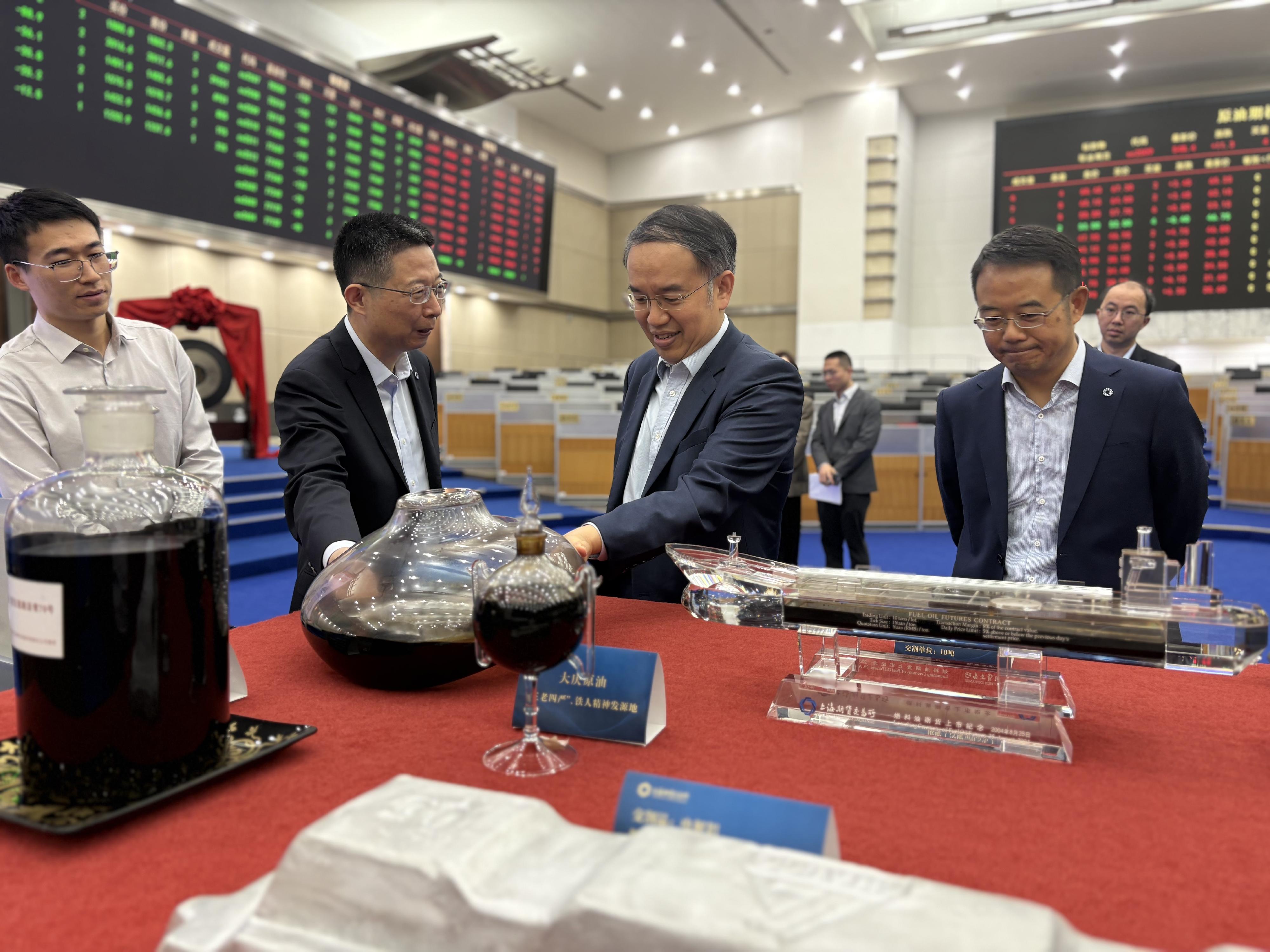 The Secretary for Financial Services and the Treasury, Mr Christopher Hui (second right), visited the Shanghai Futures Exchange (SHFE) in Shanghai today (June 19). Photo shows Mr Hui touring the trading hall in the company of the Chief Executive Officer of the SHFE, Mr Lu Dongsheng (second left), before their meeting.
