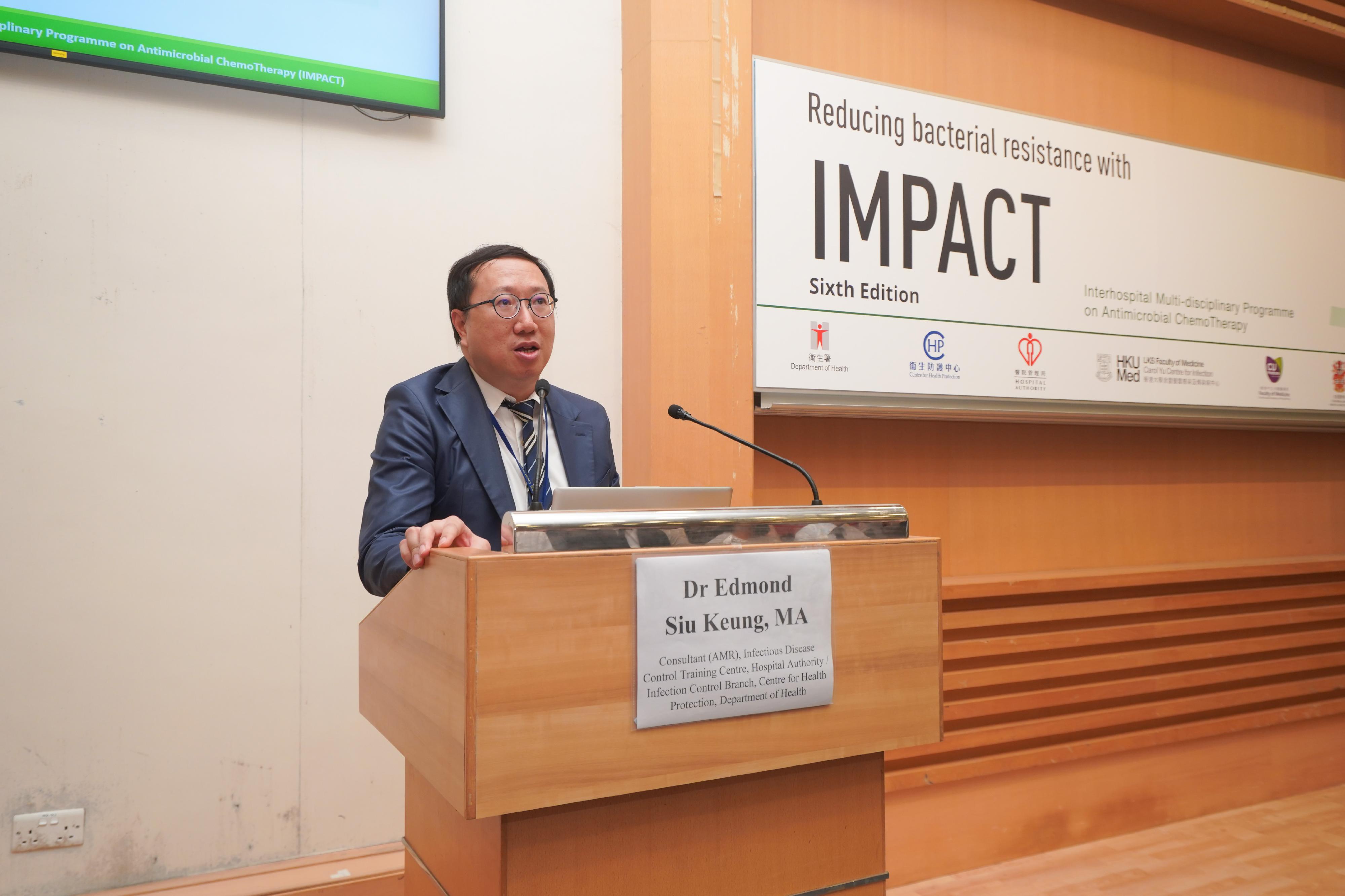The Centre for Health Protection (CHP) of the Department of Health today (June 19) launched a new edition of antimicrobial guidelines entitled the Interhospital Multi-disciplinary Programme on Antimicrobial ChemoTherapy (IMPACT) Guidelines. These guidelines serve as a reference for doctors when prescribing antimicrobial drugs for inpatients, aiming to prevent overuse which may aggravate antimicrobial resistance. Photo shows the Consultant (Antimicrobial Resistance) of the Infection Control Branch of the CHP, Dr Edmond Ma, addressing the forum.