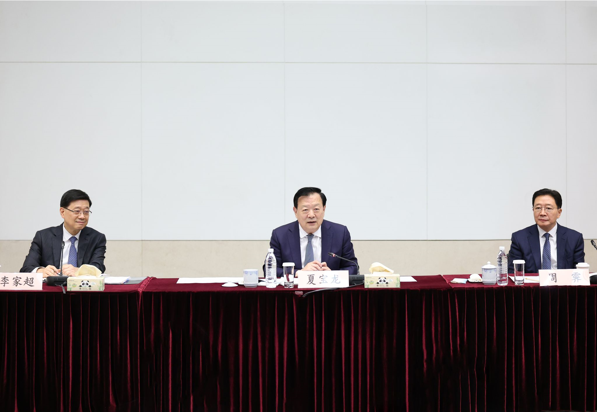 中央港澳工作辦公室主任、國務院港澳事務辦公室主任夏寶龍（中）今日（六月十九日）在行政長官李家超（左）陪同下，與愛國愛港團體進行座談交流，出席者包括愛國愛港政團和愛國愛港社團代表。