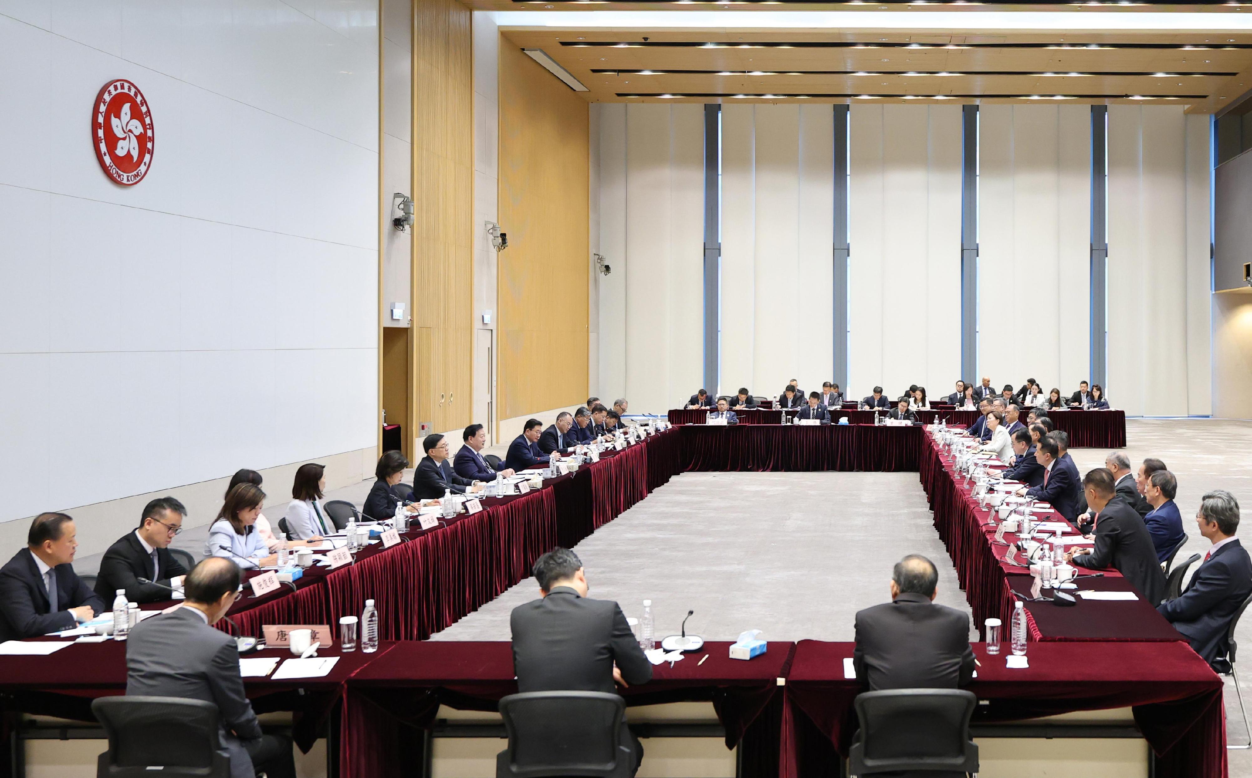 The Director of the Hong Kong and Macao Work Office of the Communist Party of China Central Committee and the Hong Kong and Macao Affairs Office of the State Council, Mr Xia Baolong, today (June 19), accompanied by the Chief Executive, Mr John Lee, and the Secretary for Education, Dr Choi Yuk-lin, attended an engagement session to exchange views with representatives of Hong Kong's major higher education institutions, including chairmen of university councils and university presidents.
