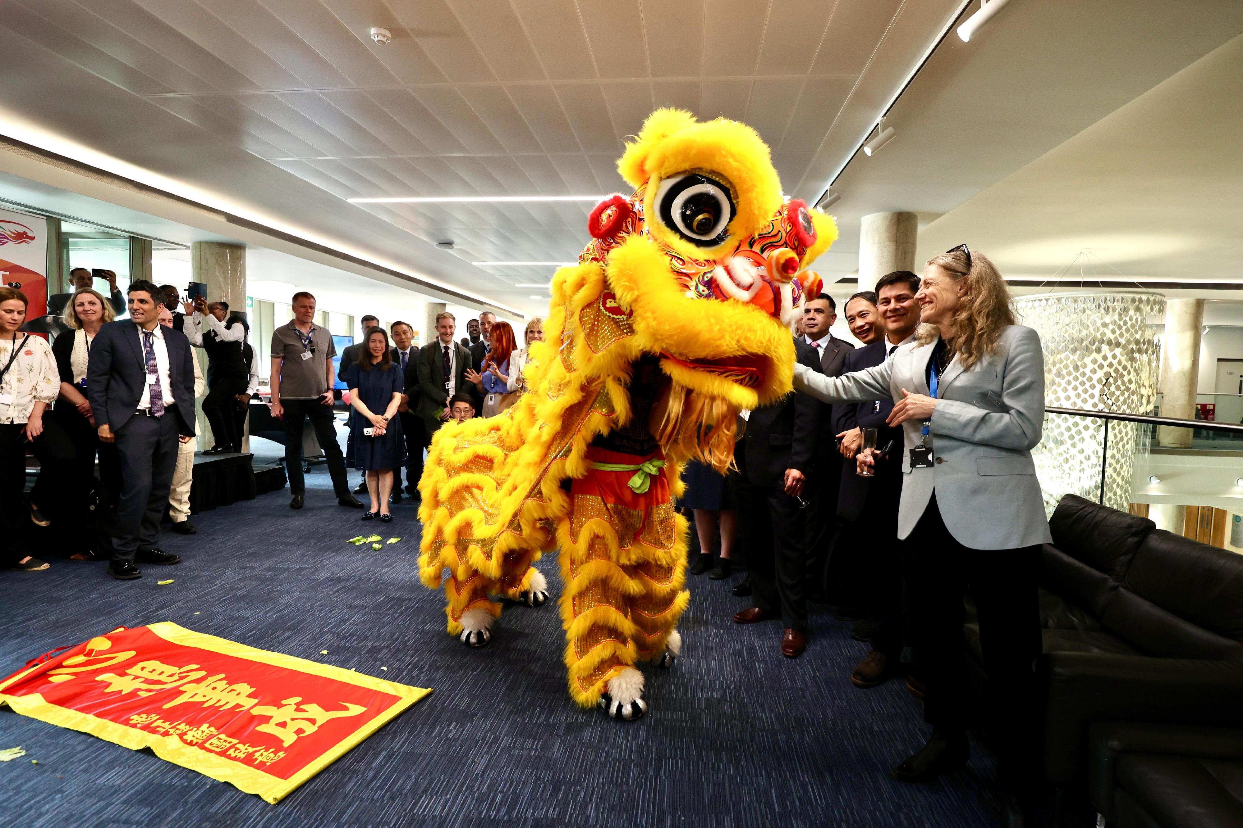 The Hong Kong Economic and Trade Office, London, with the support of the Marine Department, held a reception at the International Maritime Organization in London, the United Kingdom, on June 19 (London time). Photo shows the lion dance performance at the reception.