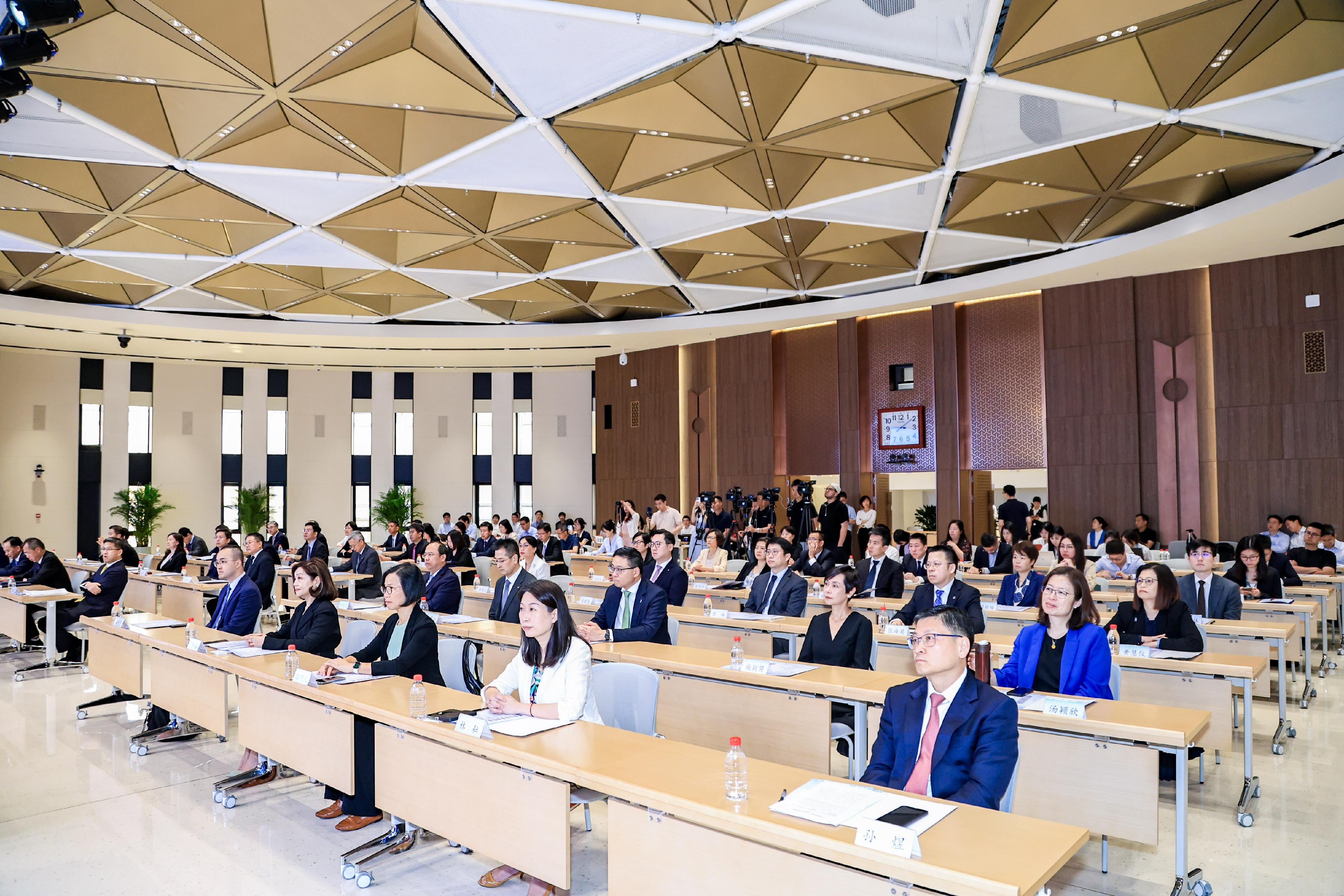 The launch ceremony of Payment Connect was held in Beijing today (June 20). Photo shows the management of the participating Hong Kong institutions attending the ceremony.