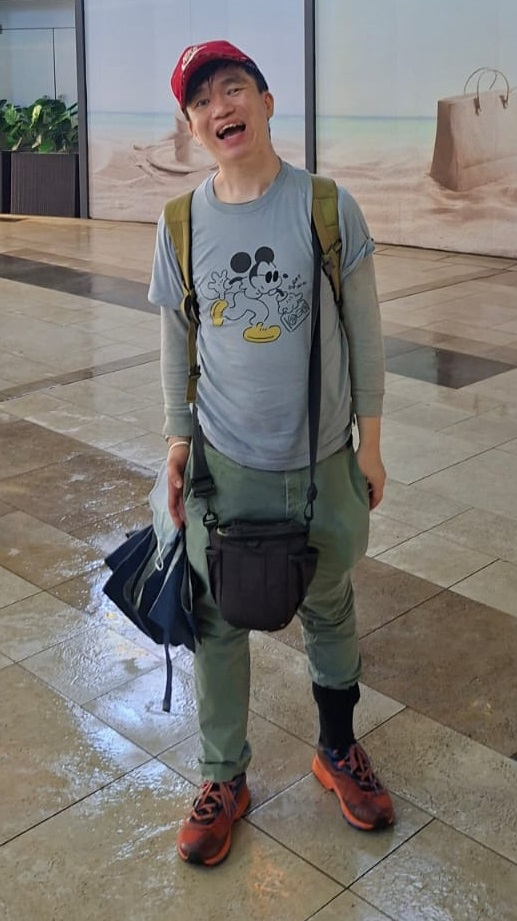 Cheng Chi-yan Samuel, aged 37,is about 1.68 metres tall, 68 kilograms in weight and of medium build. He has a square face with yellow complexion and short black hair. He was last seen wearing a red cap, a grey layering short-and-long-sleeved T-shirt, green trousers, red and black sneakers and carrying a black crossbody bag and a khaki backpack.