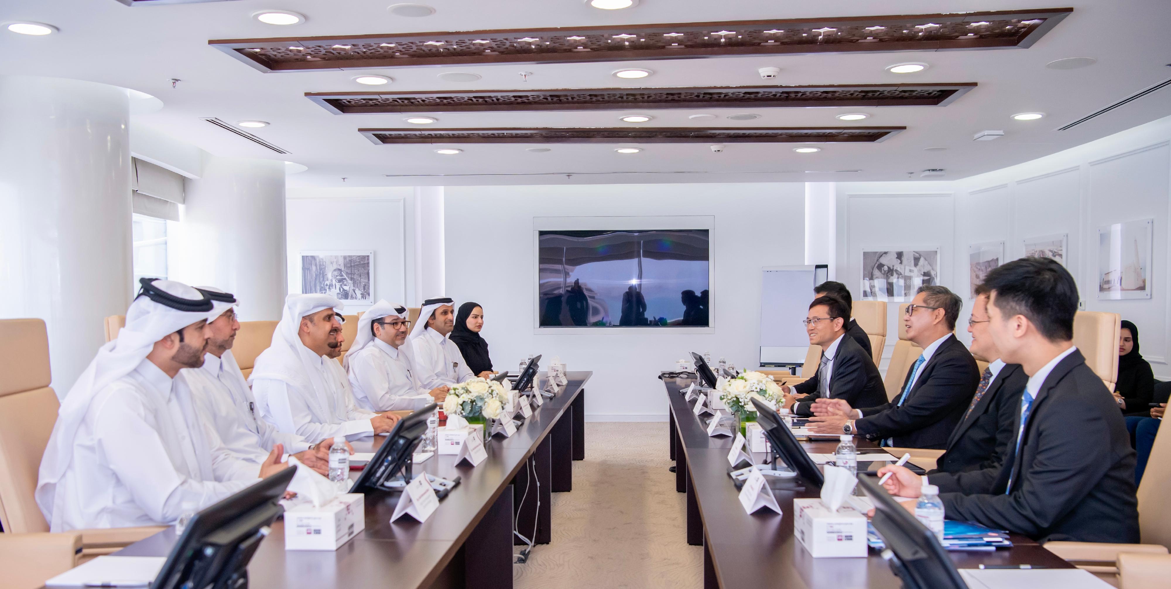 The Permanent Secretary for Development (Works), Mr Ricky Lau, visited the United Arab Emirates, Qatar and Saudi Arabia in the Middle East from June 15 to 19. Photo shows Mr Lau (third right) meeting with the President of the Public Works Authority (Ashghal) of Qatar, H.E. Mohammed bin Abdulaziz Al-Meer (third left), in Doha of Qatar on June 18 (Doha time).