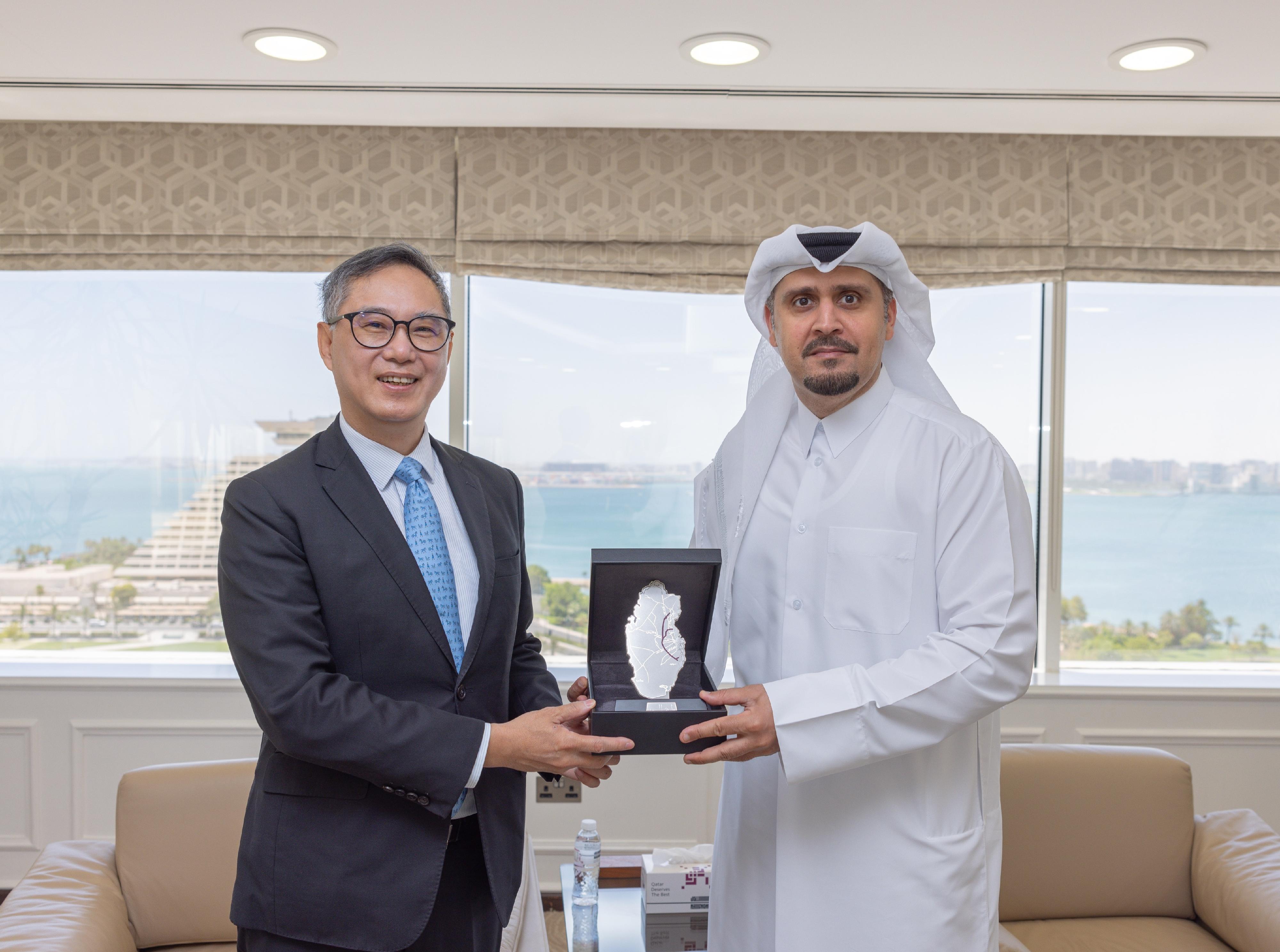 The Permanent Secretary for Development (Works), Mr Ricky Lau, visited the United Arab Emirates, Qatar and Saudi Arabia in the Middle East from June 15 to 19. Photo shows Mr Lau (left) receiving a souvenir from the President of the Public Works Authority (Ashghal) of Qatar, H.E. Mohammed bin Abdulaziz Al-Meer (right), in Doha of Qatar on June 18 (Doha time).