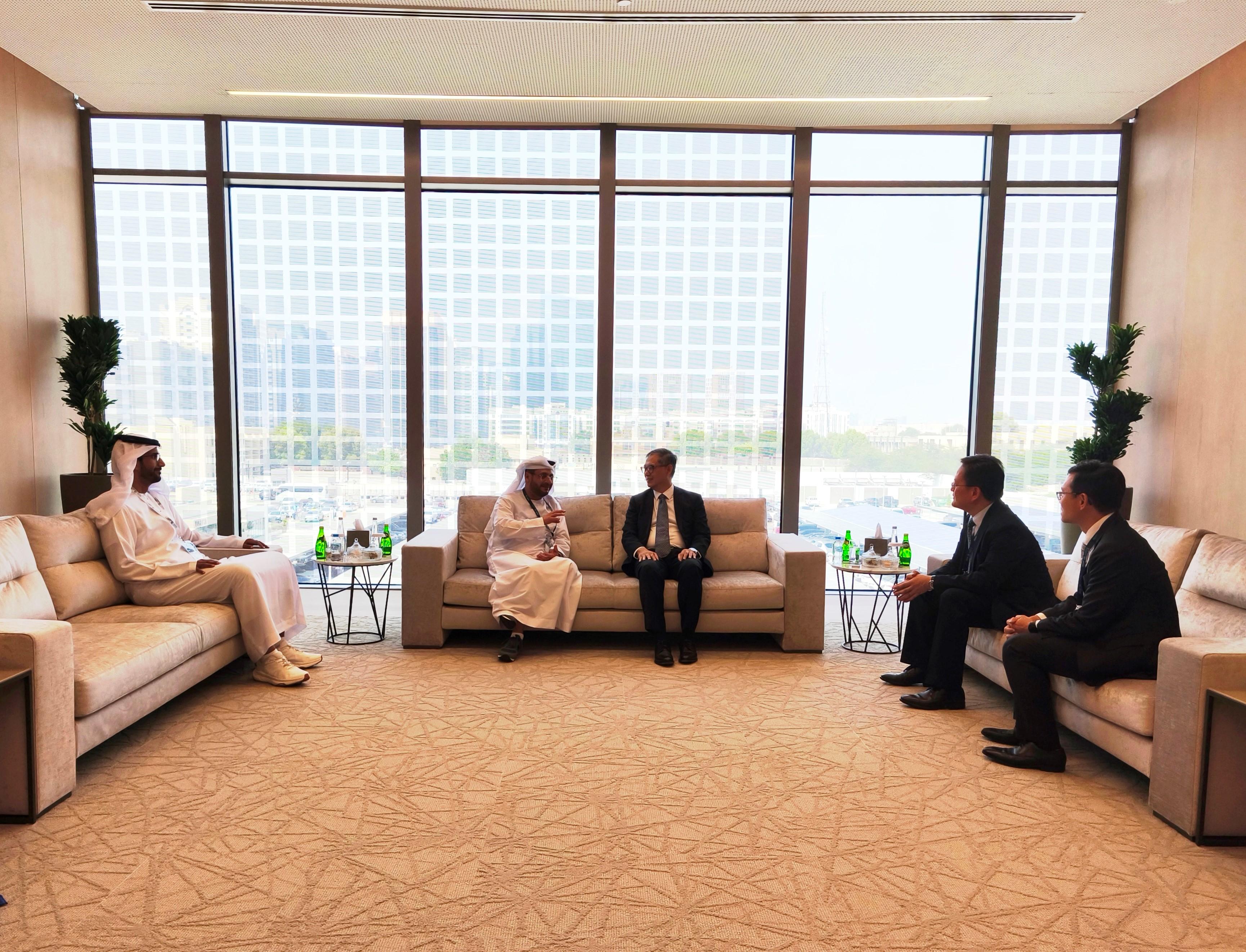 The Permanent Secretary for Development (Works), Mr Ricky Lau, visited the United Arab Emirates (UAE), Qatar and Saudi Arabia in the Middle East from June 15 to 19. Photo shows Mr Lau (centre) exchanging views with the Director General of the Abu Dhabi Projects and Infrastructure Centre of the Government of the UAE, H.E. Maysarah Mahmoud Eid (second left), in Abu Dhabi of the UAE on June 17 (Abu Dhabi time).